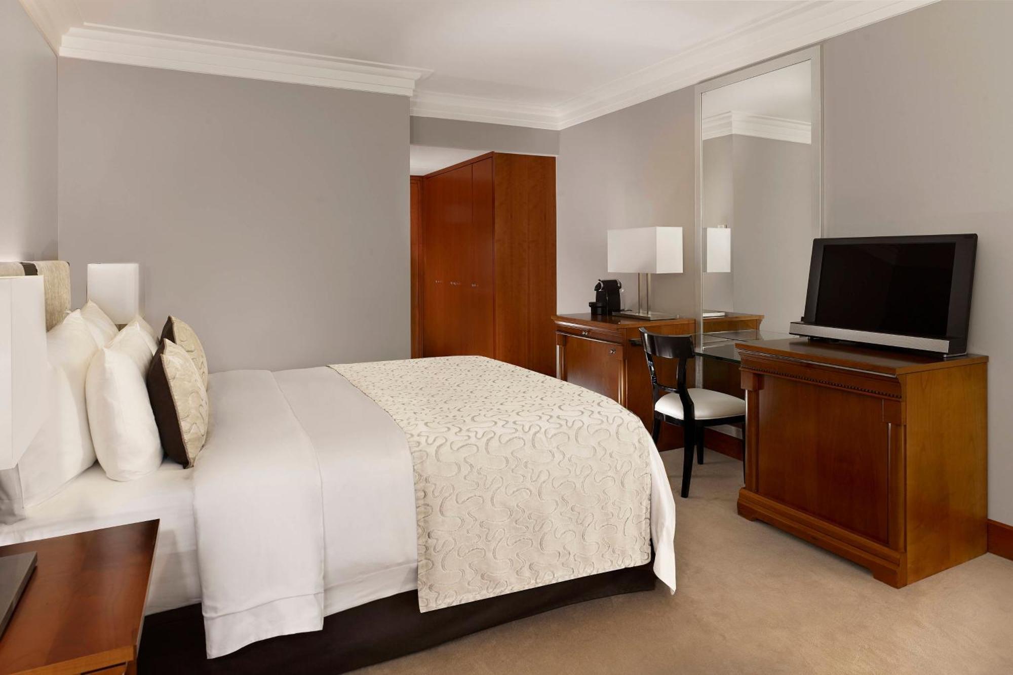 Quarto Deluxe com cama King-size ou 2 Camas de Solteiro com Vista para o Lago