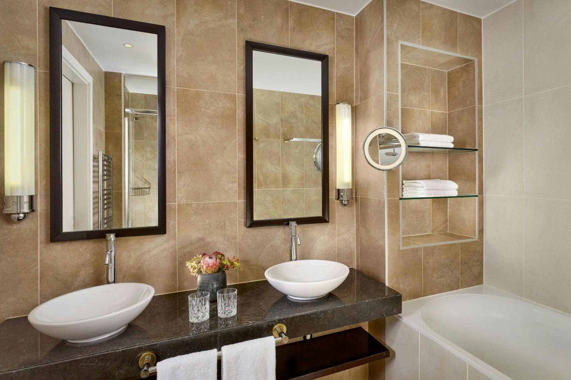 Suite Junior con cama extragrande y vistas directas al lago