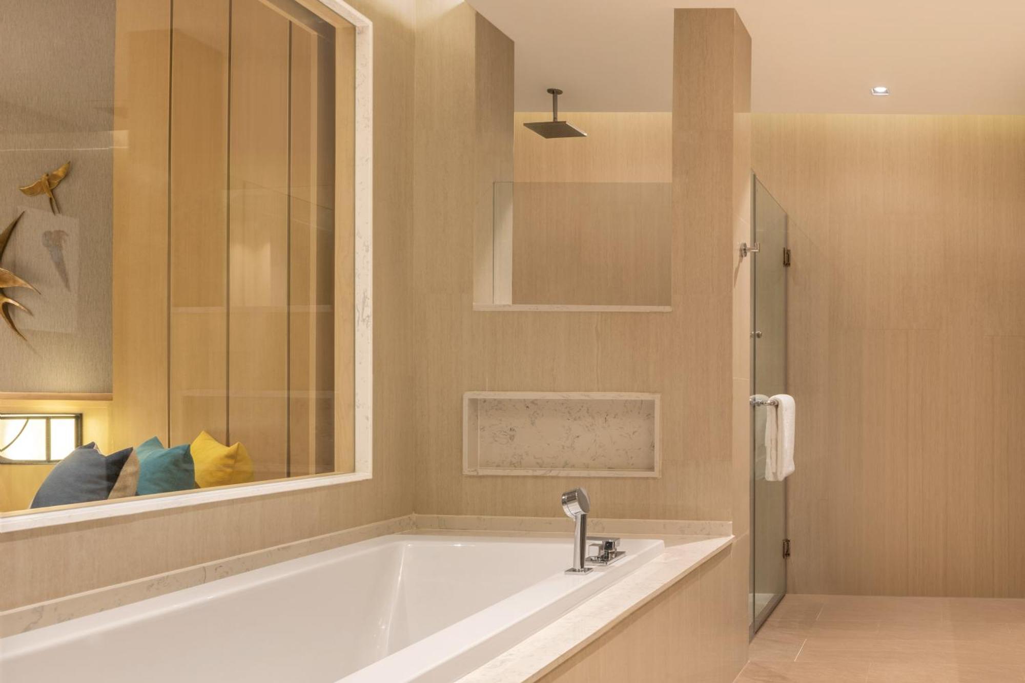 Grote Kamer met Kingsize Bed en Uitzicht op het Zwembad