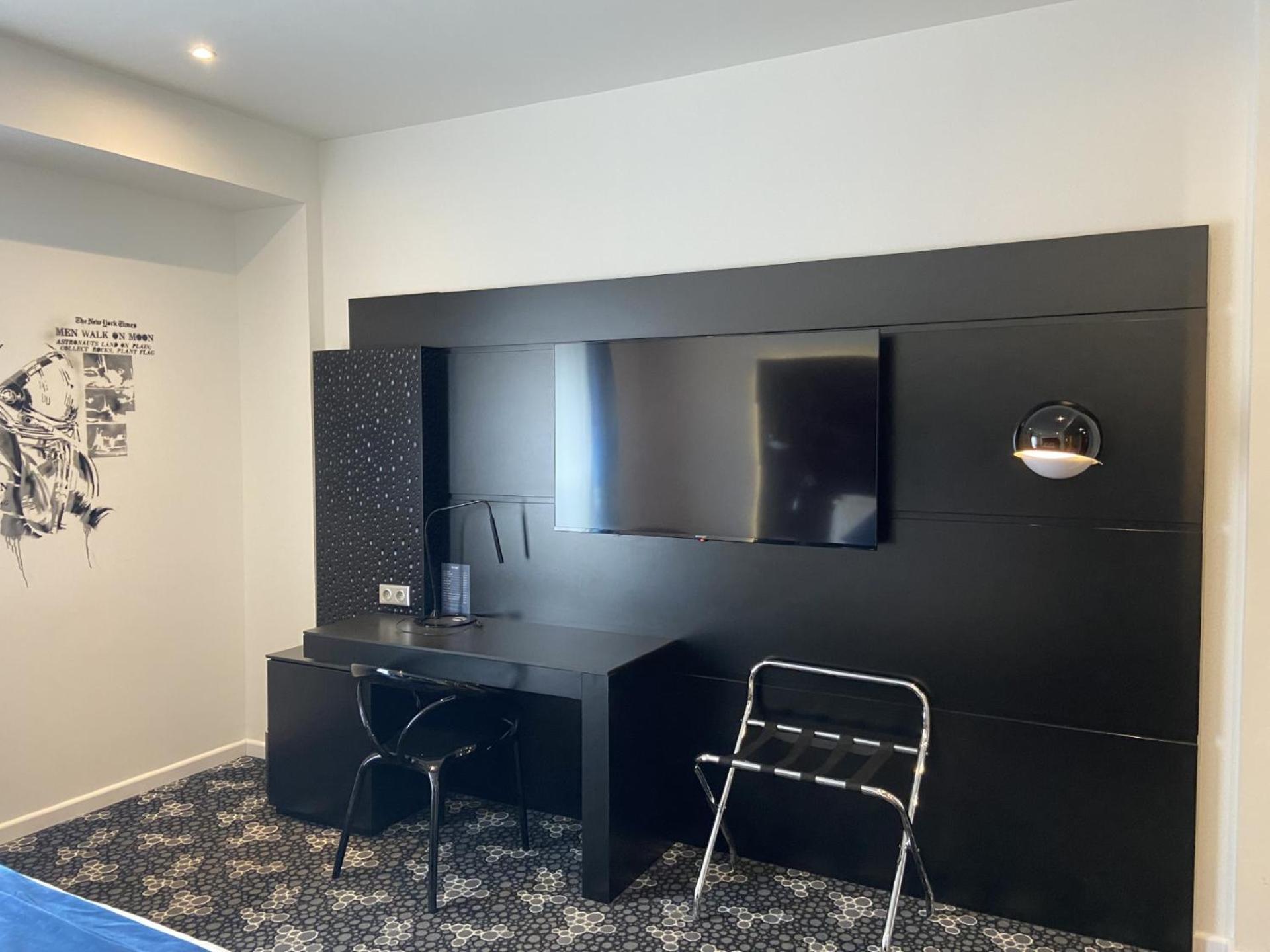 Suite - 1 Double Bed 2 Single Beds