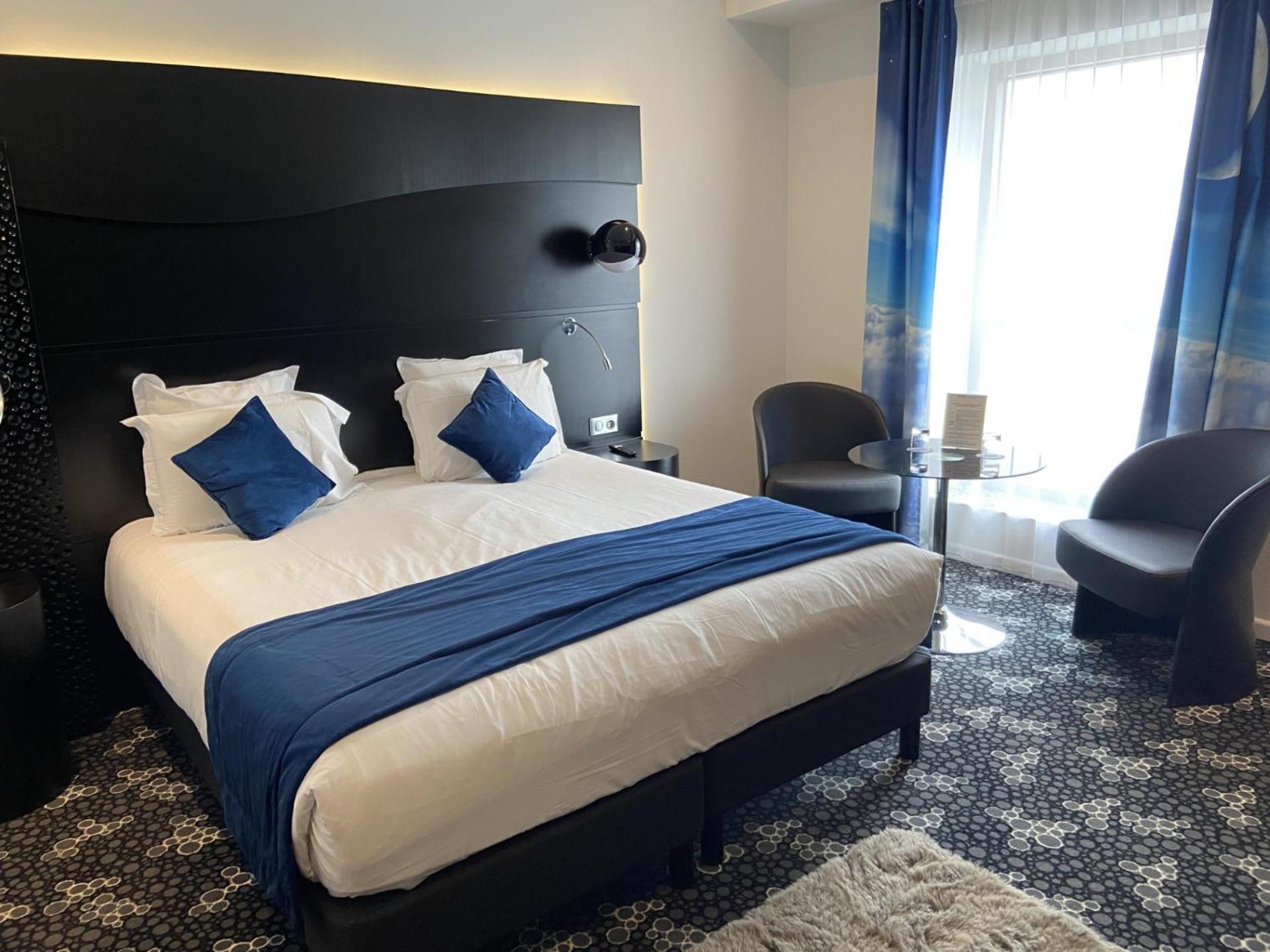 Suite 1 Double Bed 2 Single Beds,1646343042:JPEG