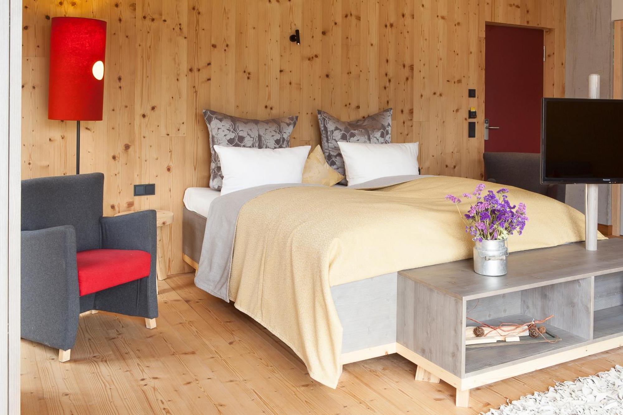 One-Bedroom Suite with Mountain View & Balcony