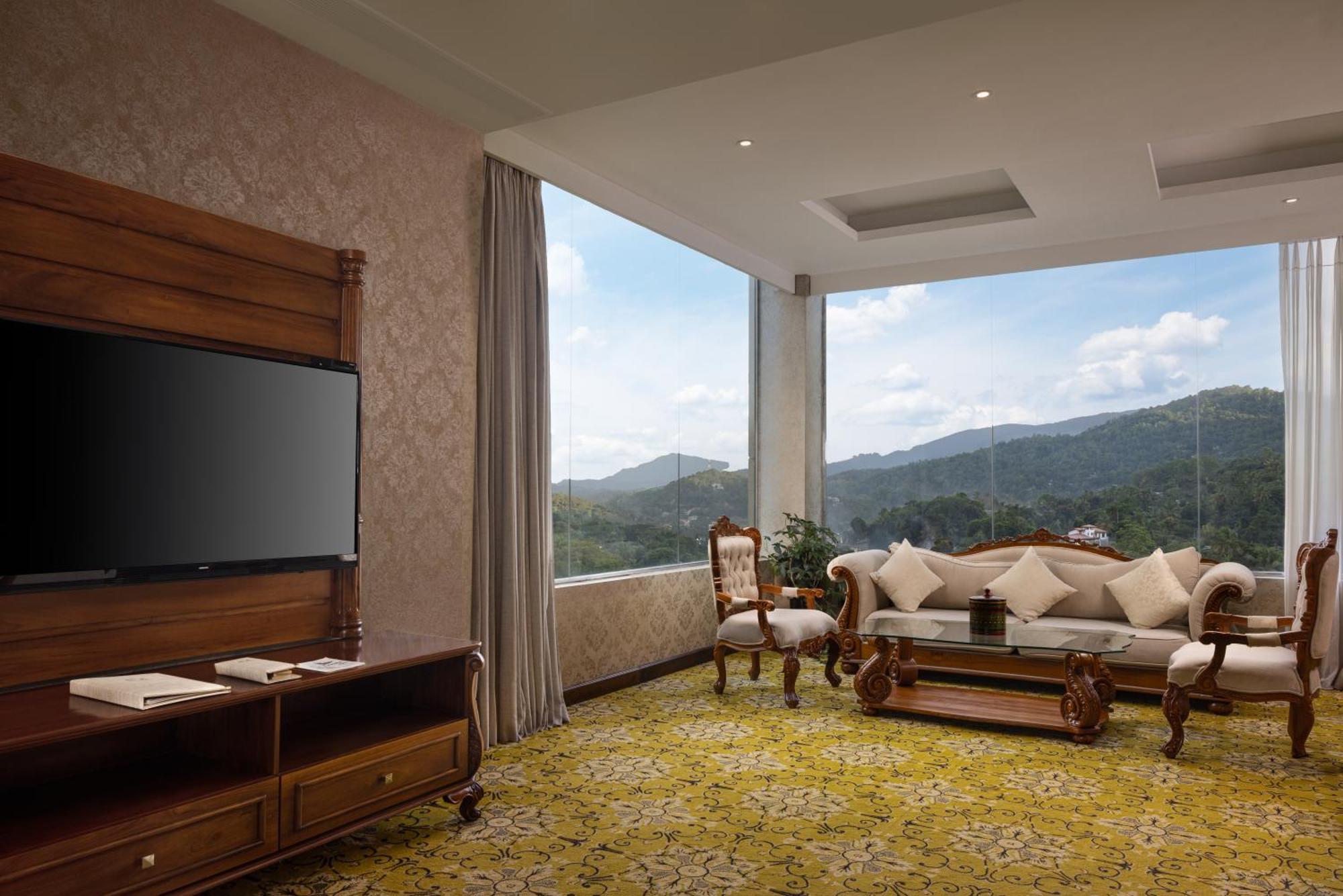 PRESIDENTIAL SUITE JACUZZI SAUNA