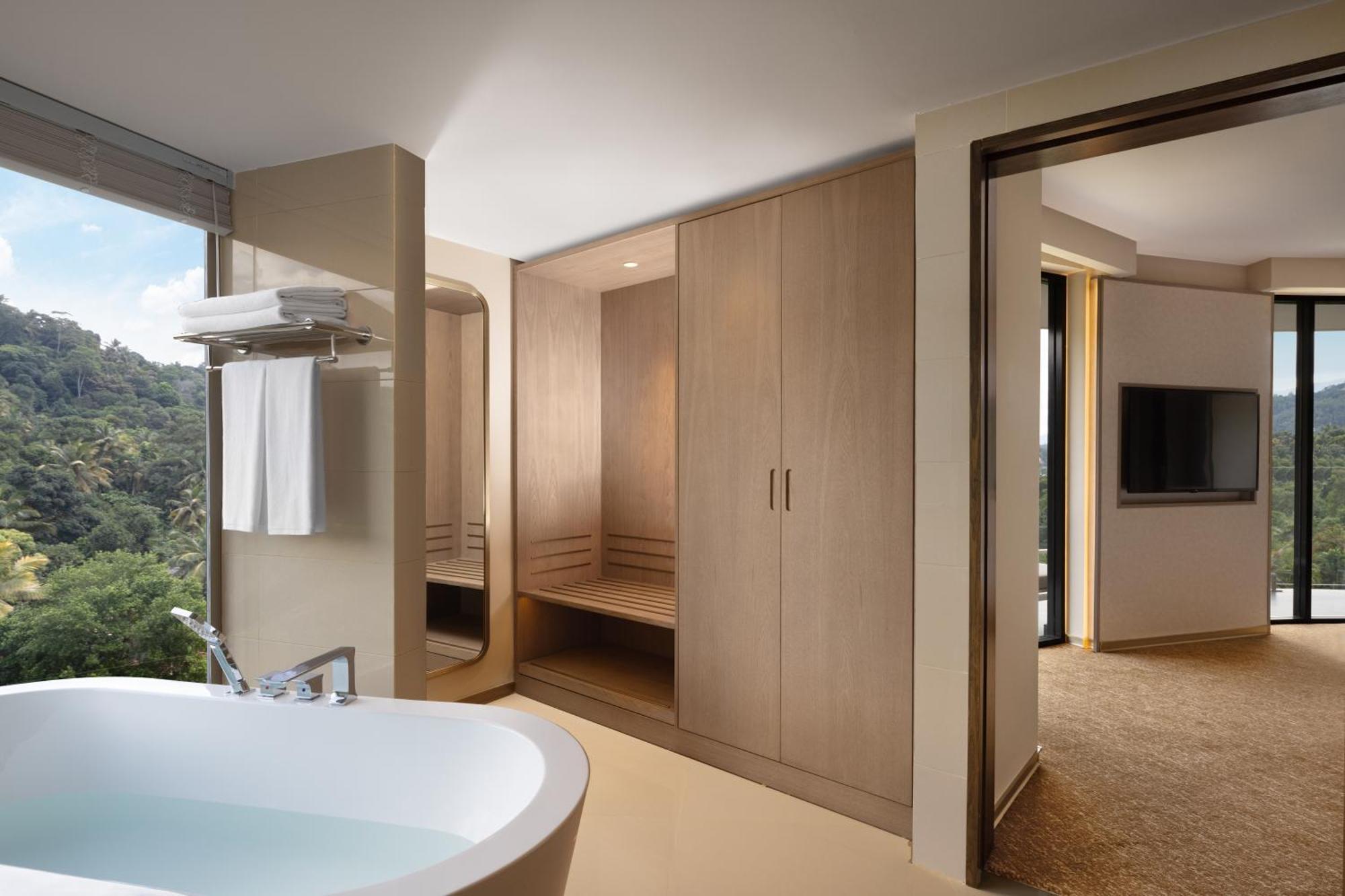 EXECUTIVE SUITE BALCONY