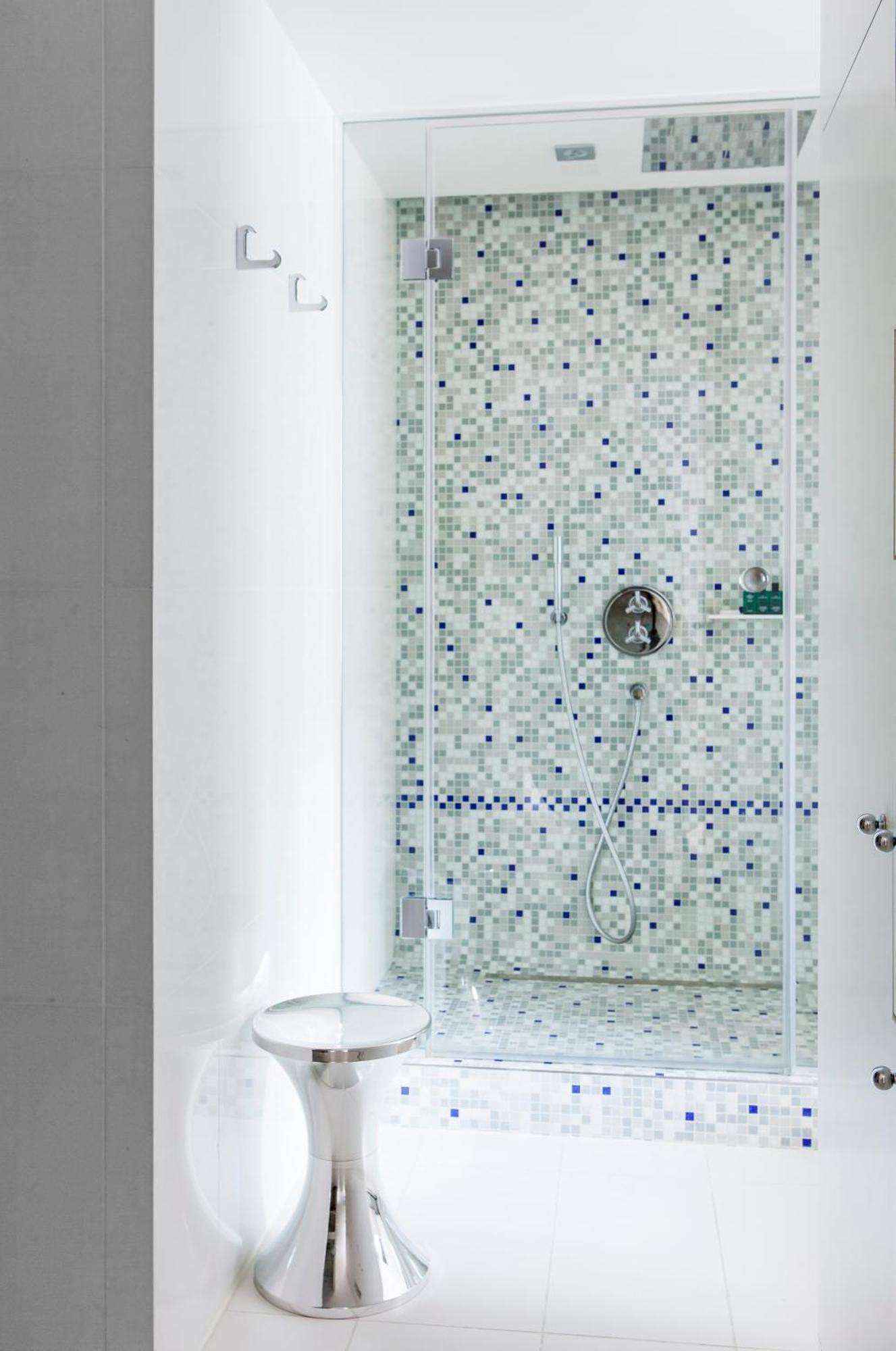Quarto Luxo com 2 camas individuais.