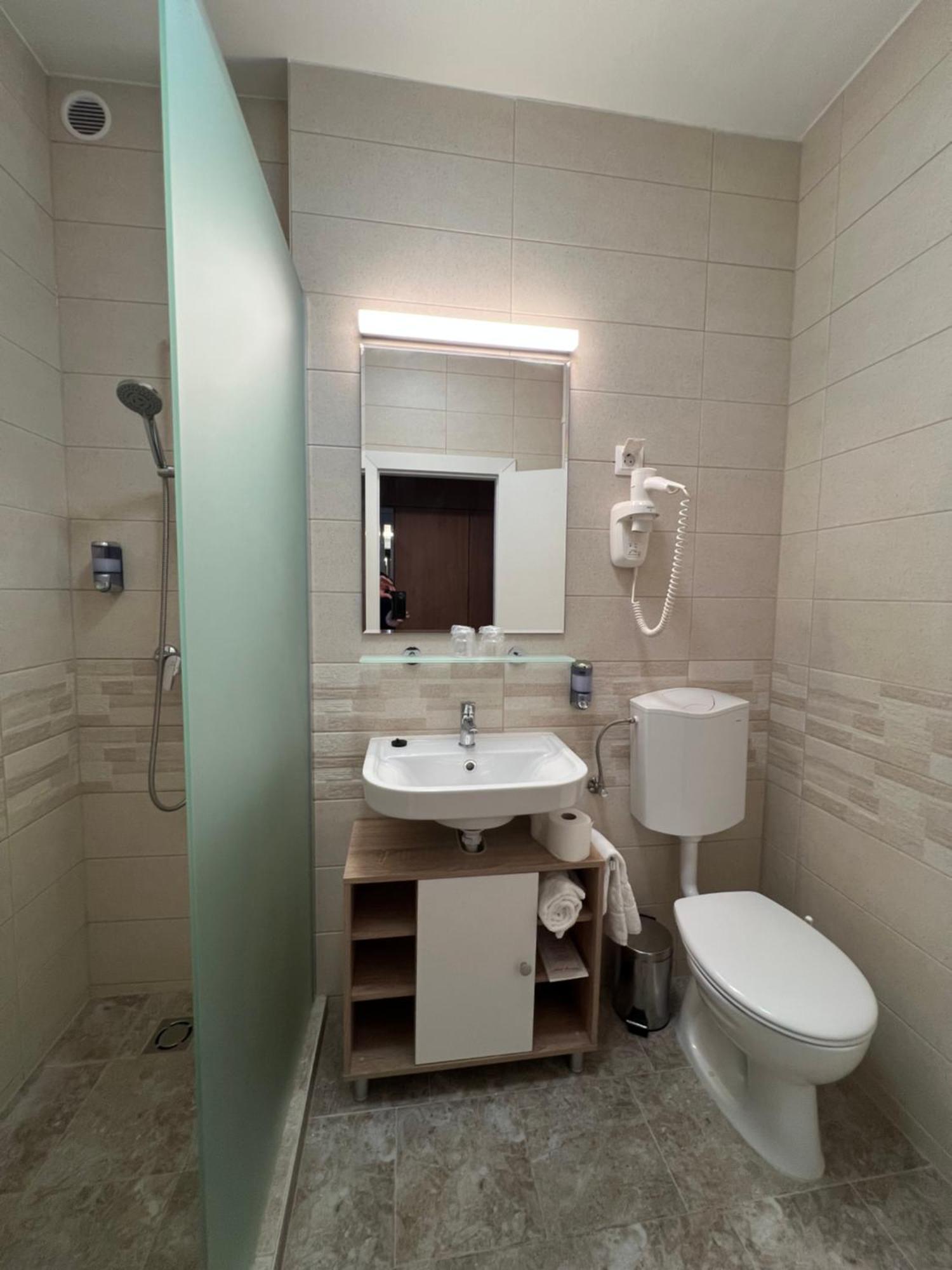 Neu renoviertes Standard Doppel- oder Zweibettzimmer