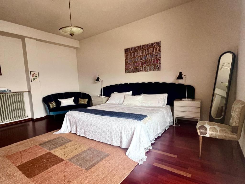 Habitación con cama extragrande y vistas al lago