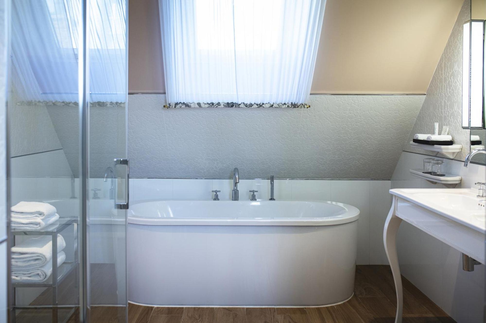 Suite mit Kingsize-Bett und Loungebereich