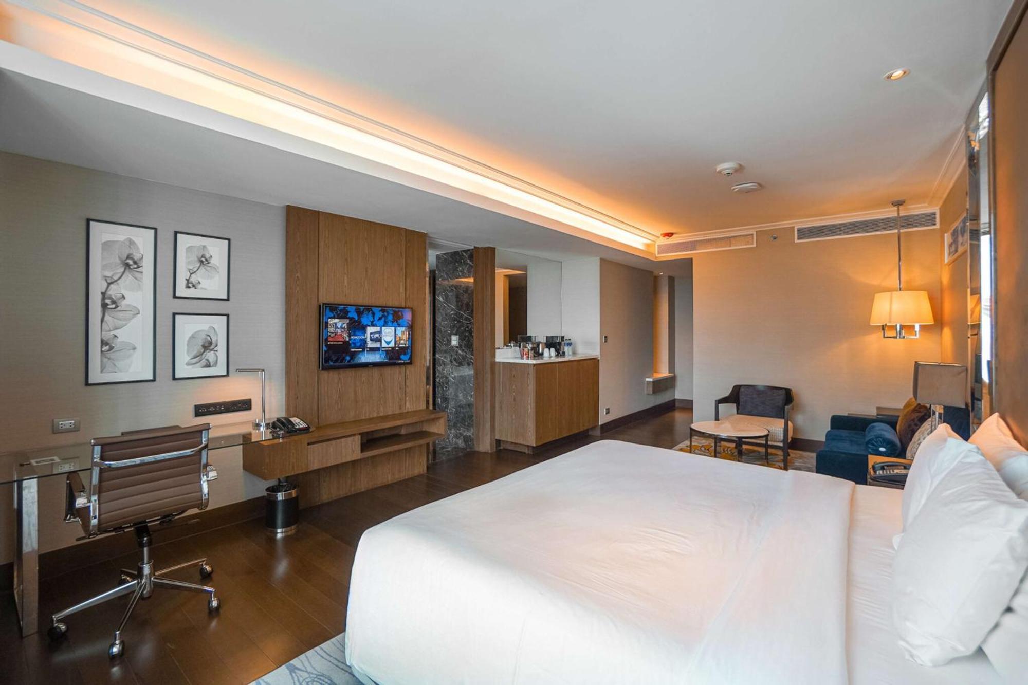 Junior Suite Lounge Access