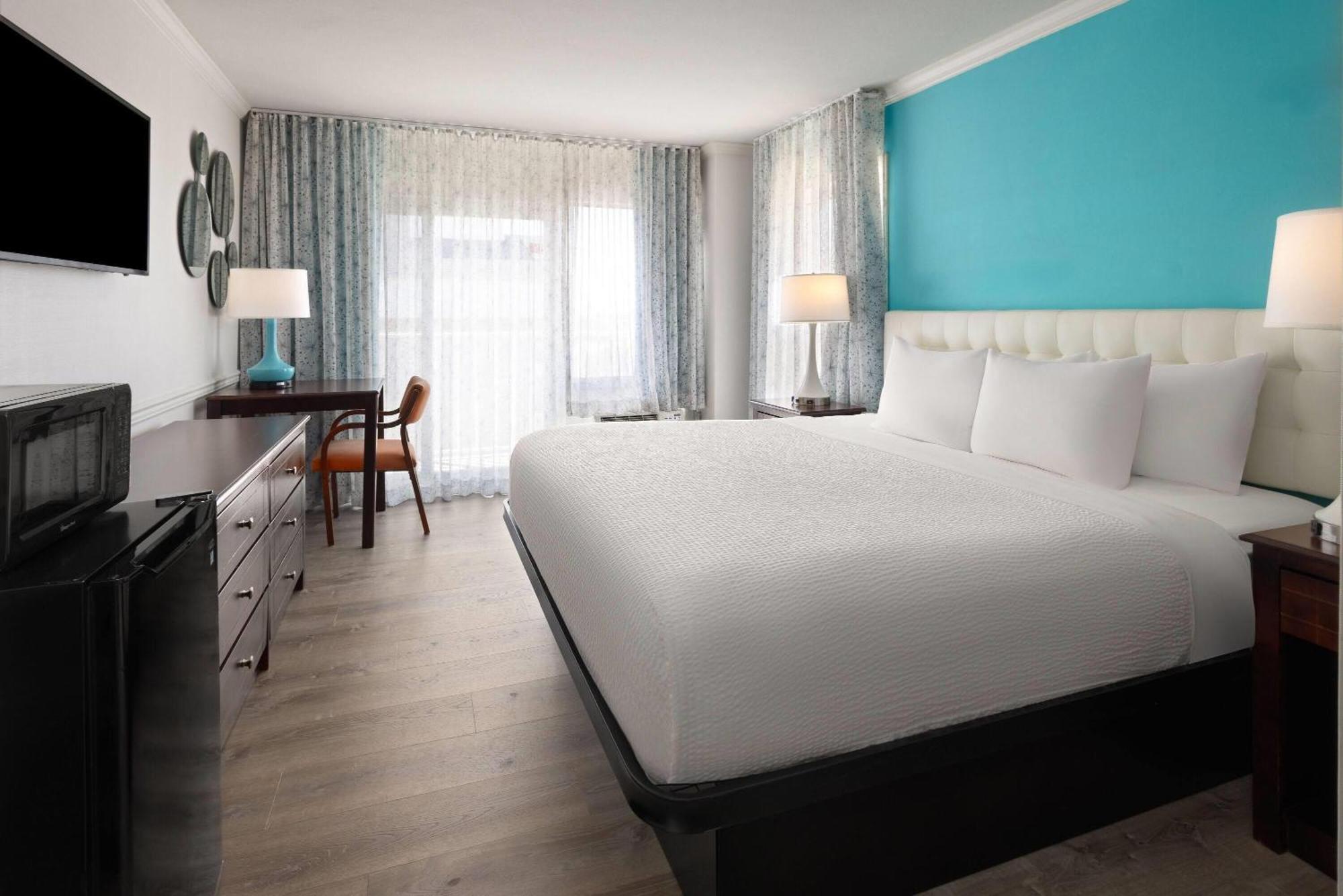 Room with King Bed and Partial Ocean View - Non Smoking