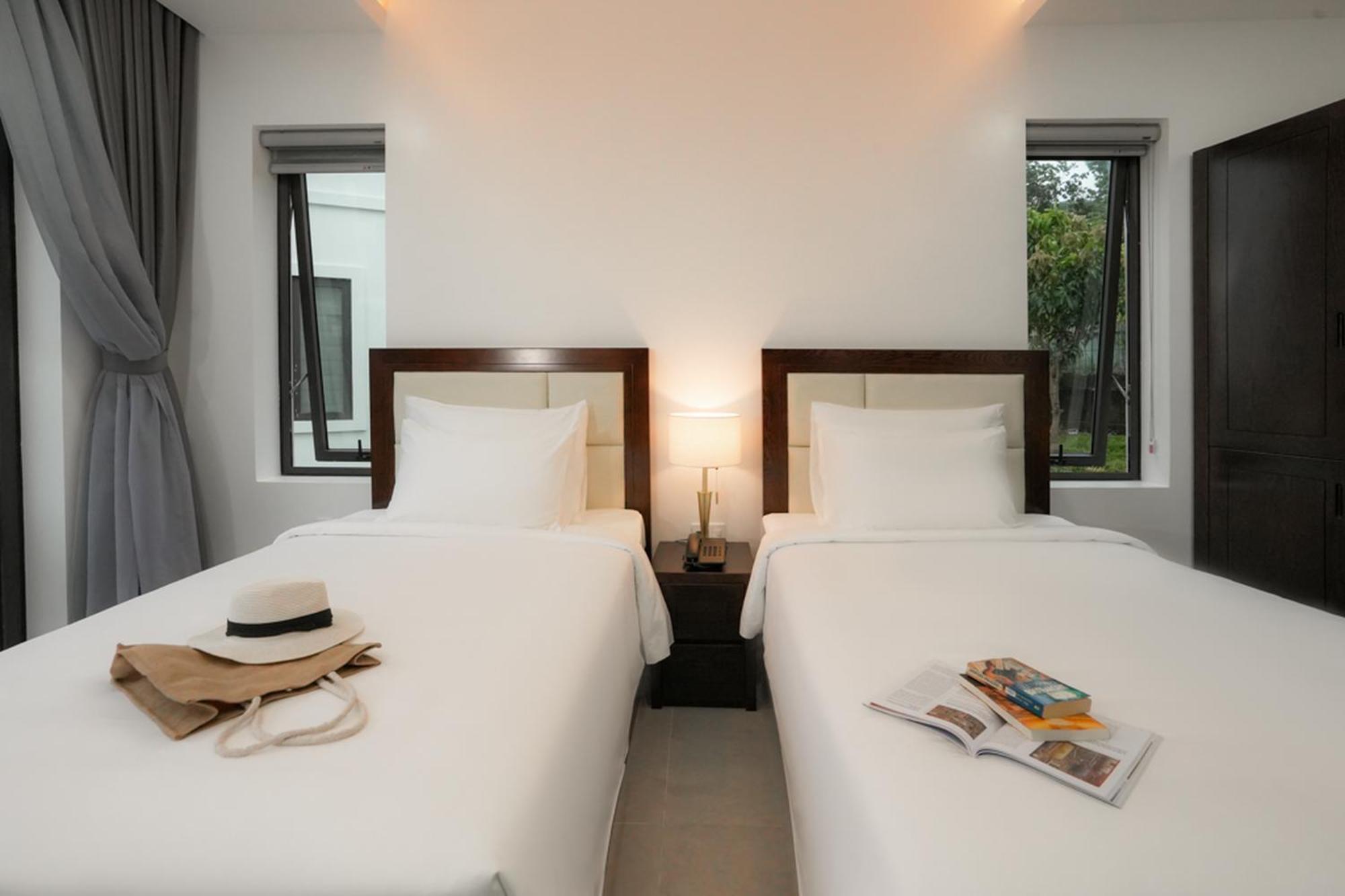 Zweibettzimmer mit Poolblick