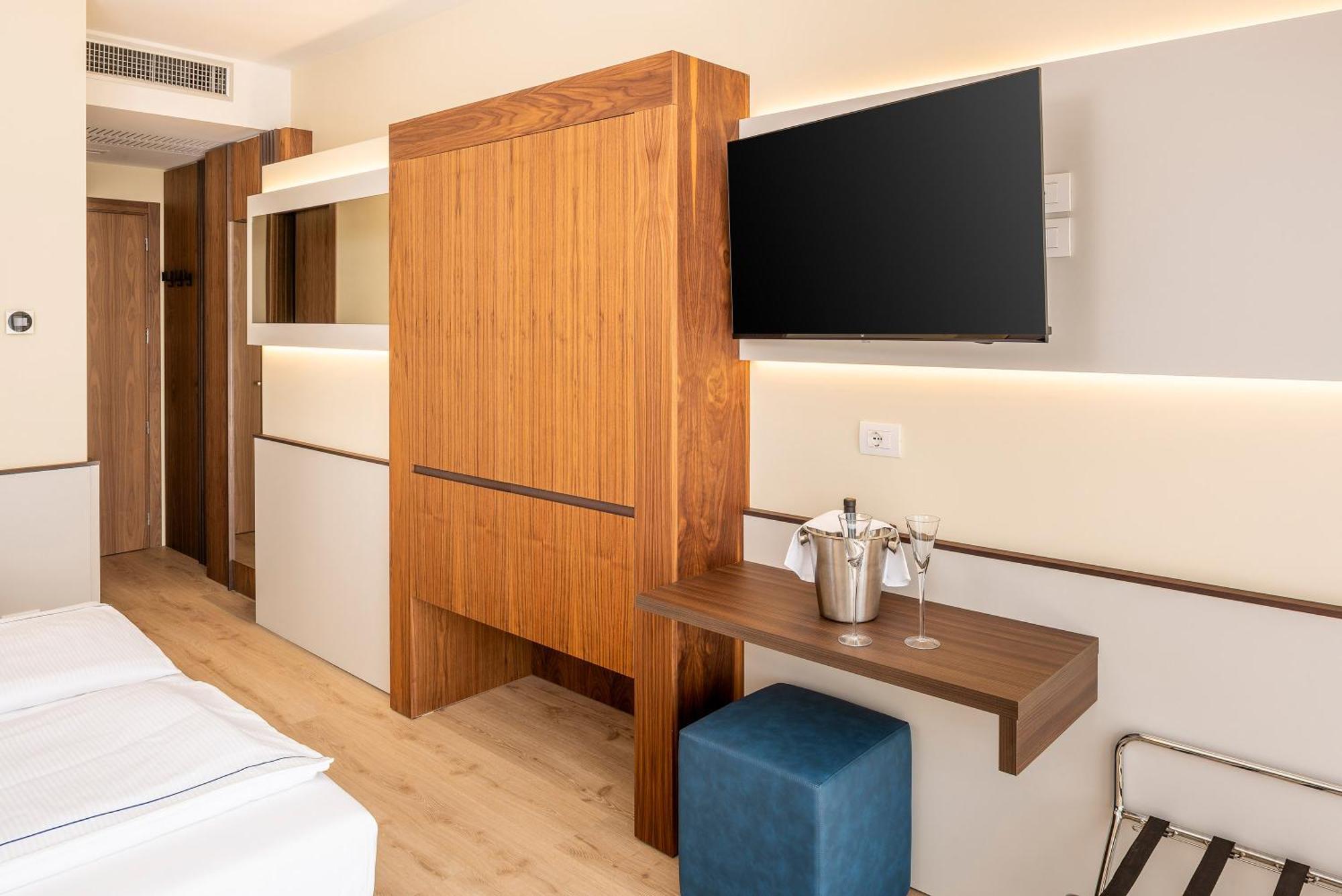 Dreibettzimmer mit Poolblick