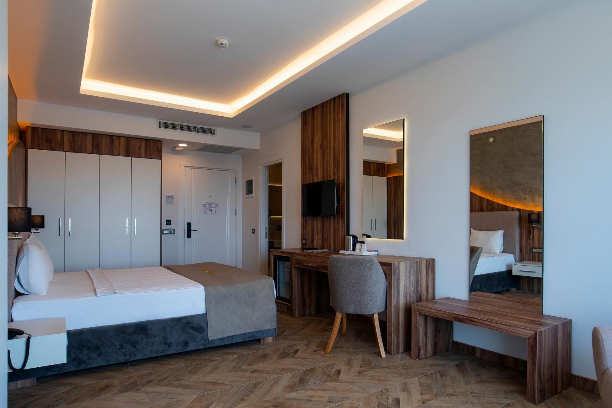 Double Room with Balcony (2 Adults + 1 Child),1673510246:JPEG