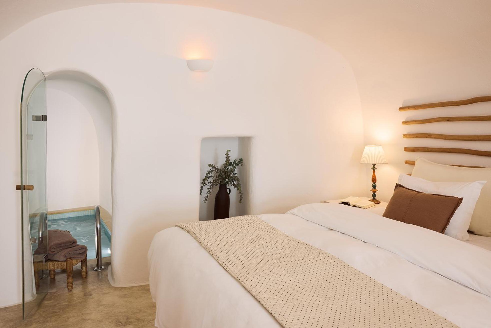 Honeymoon Suite Sea View Indoor Jetted Plunge Pool