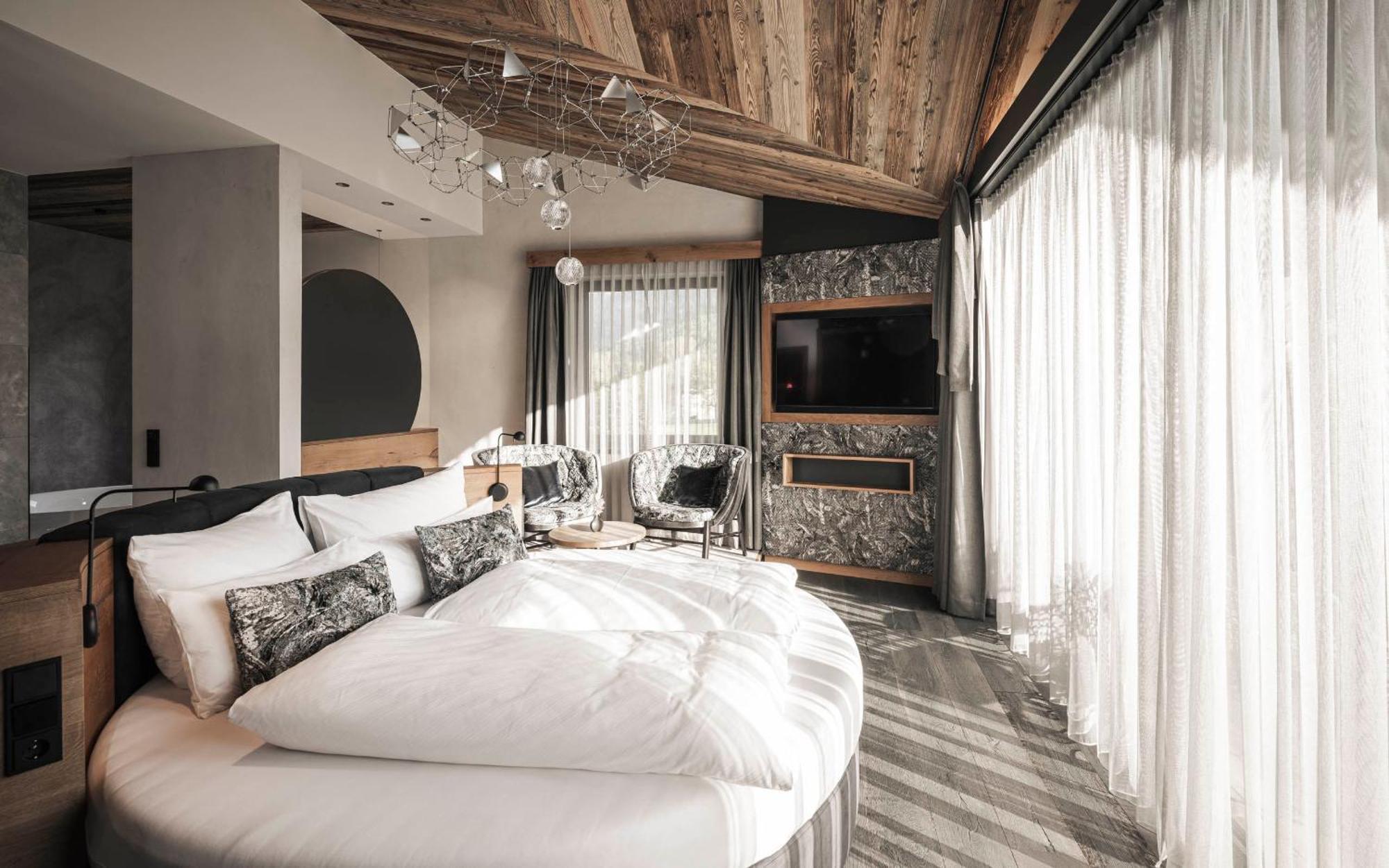 Suite mit Kingsize-Bett und Balkon