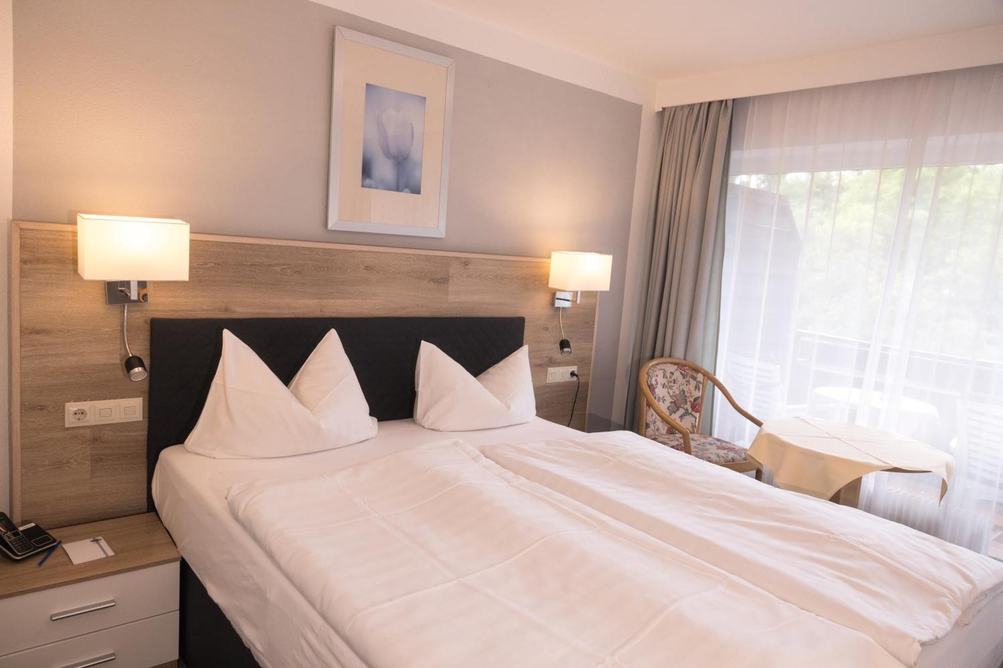 Zimmer mit Queensize-Bett und Balkon