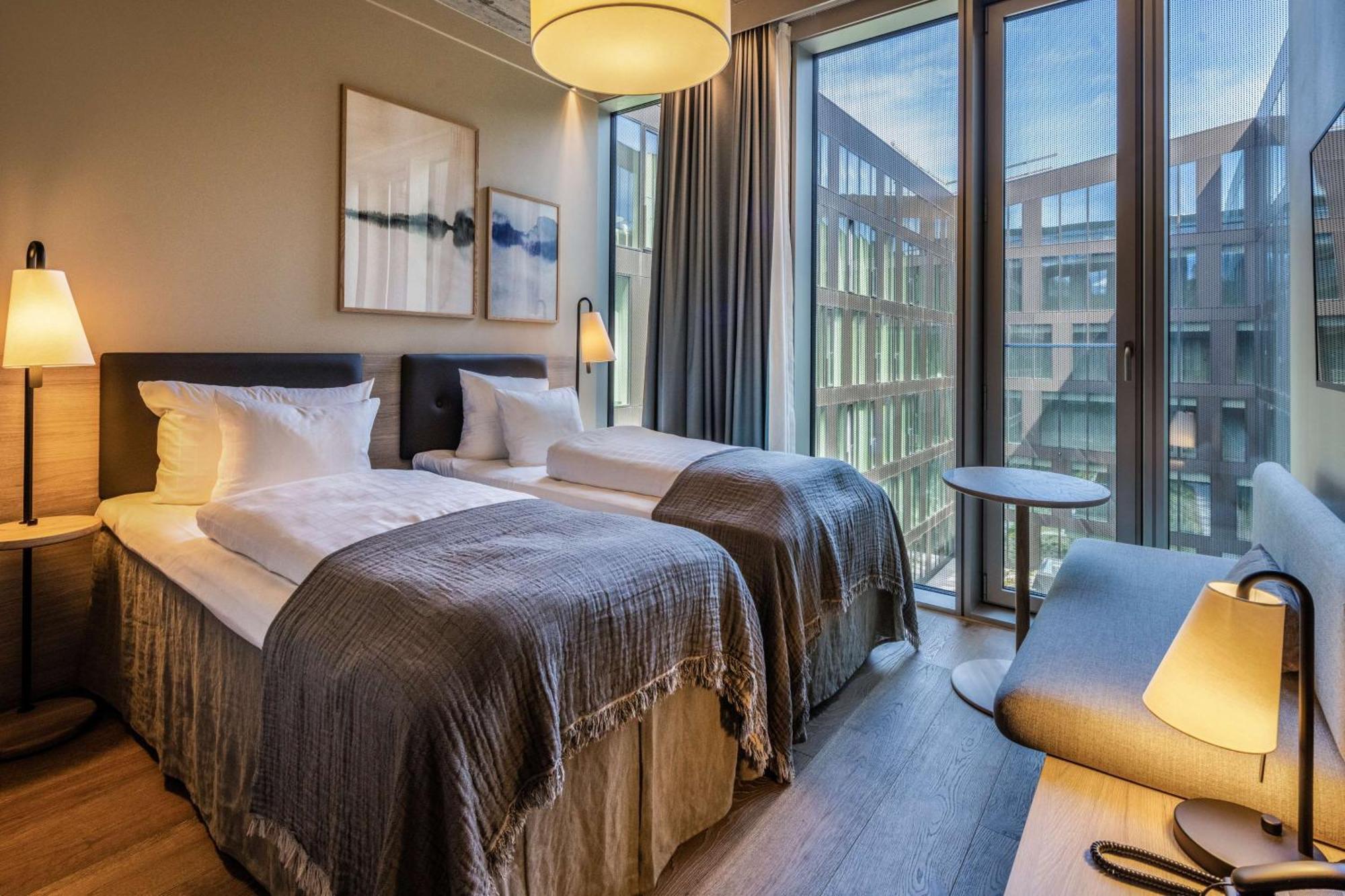 Twin Room Wellness pool access