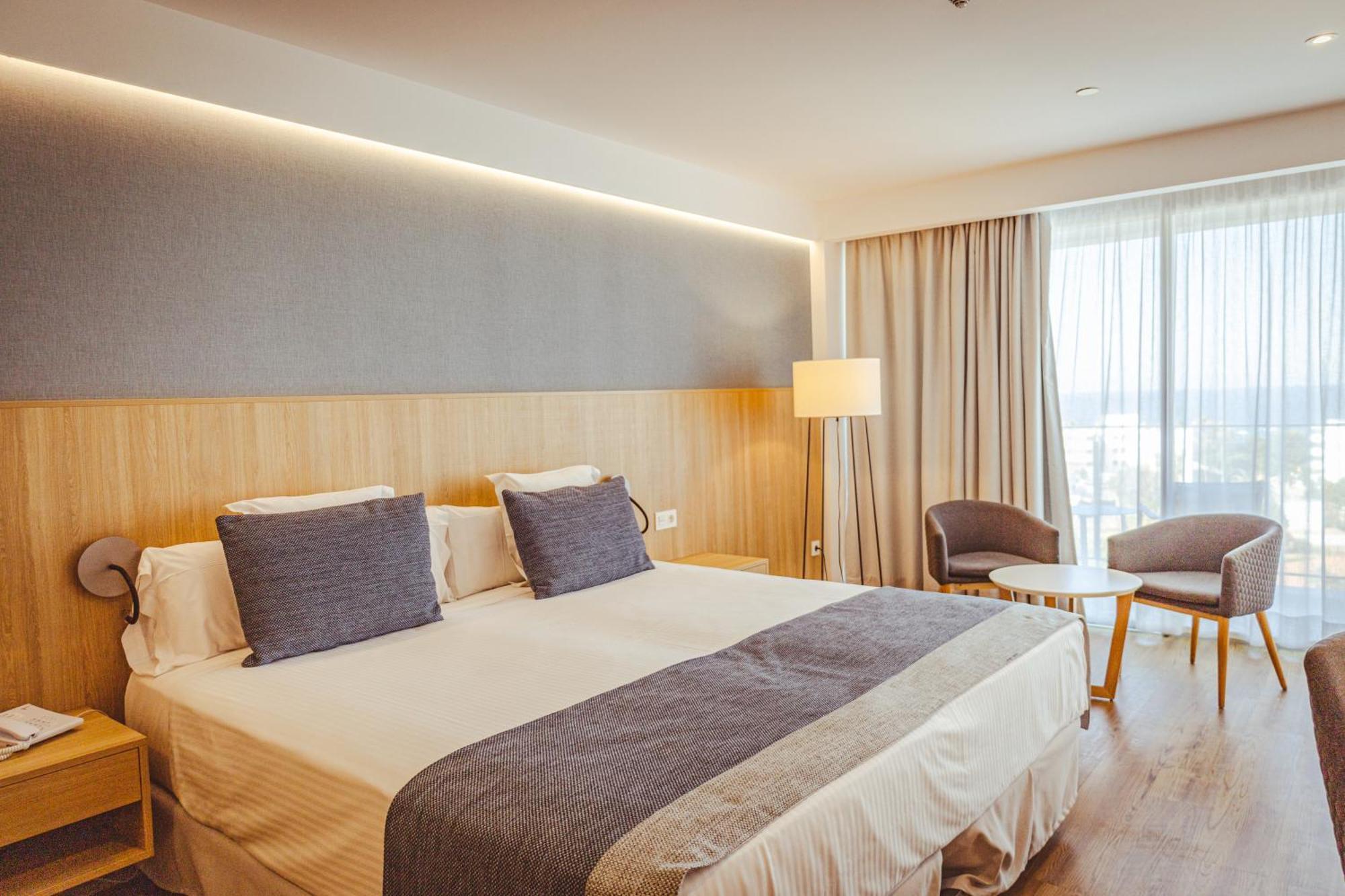 Chambre Double avec Balcon - Vue sur Piscine