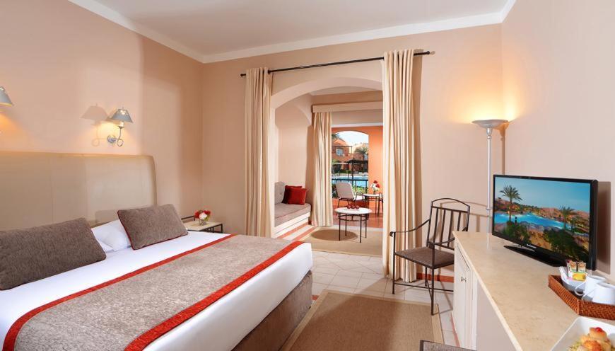 Family Queen or Twin Bed Pool View