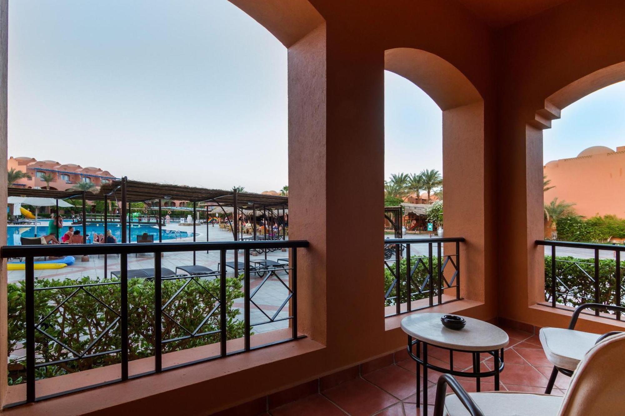 Family Queen or Twin Bed Pool View