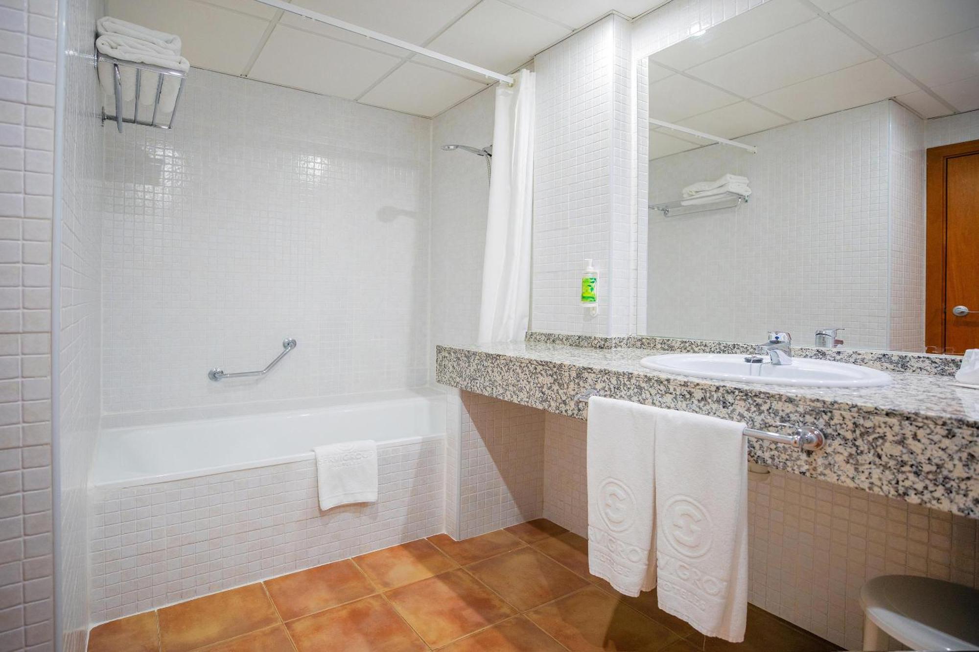 Habitación Doble con vistas al mar (3 adultos + 1 niño) - 2 camas