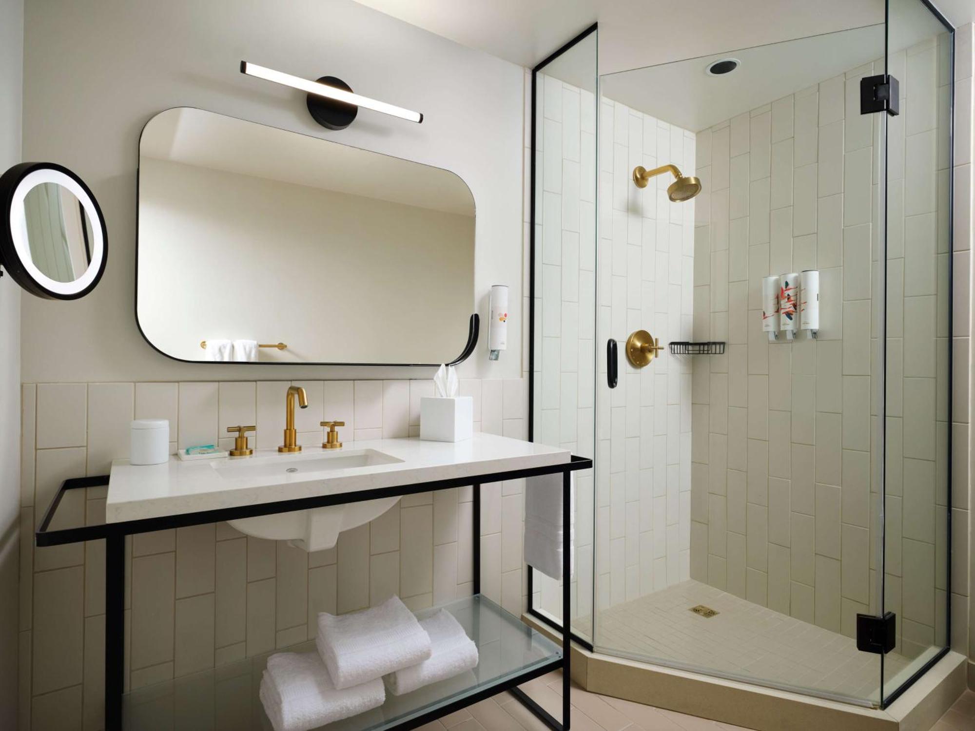 Suite de 1 dormitorio con cama extragrande y vistas a la piscina