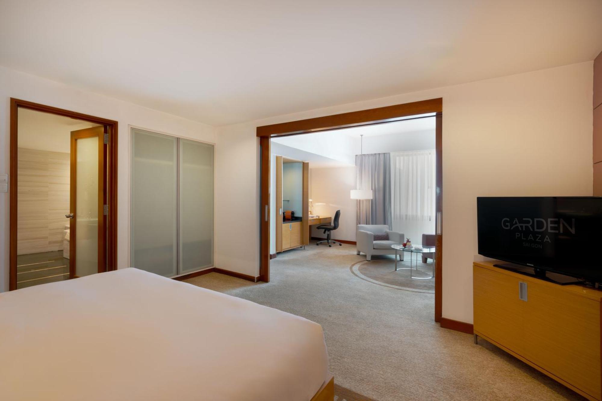 Executive Suite with Free Airport Transfers, 4 Pieces of Laundry Daily and Evening Cocktail,1697821768:JPEG