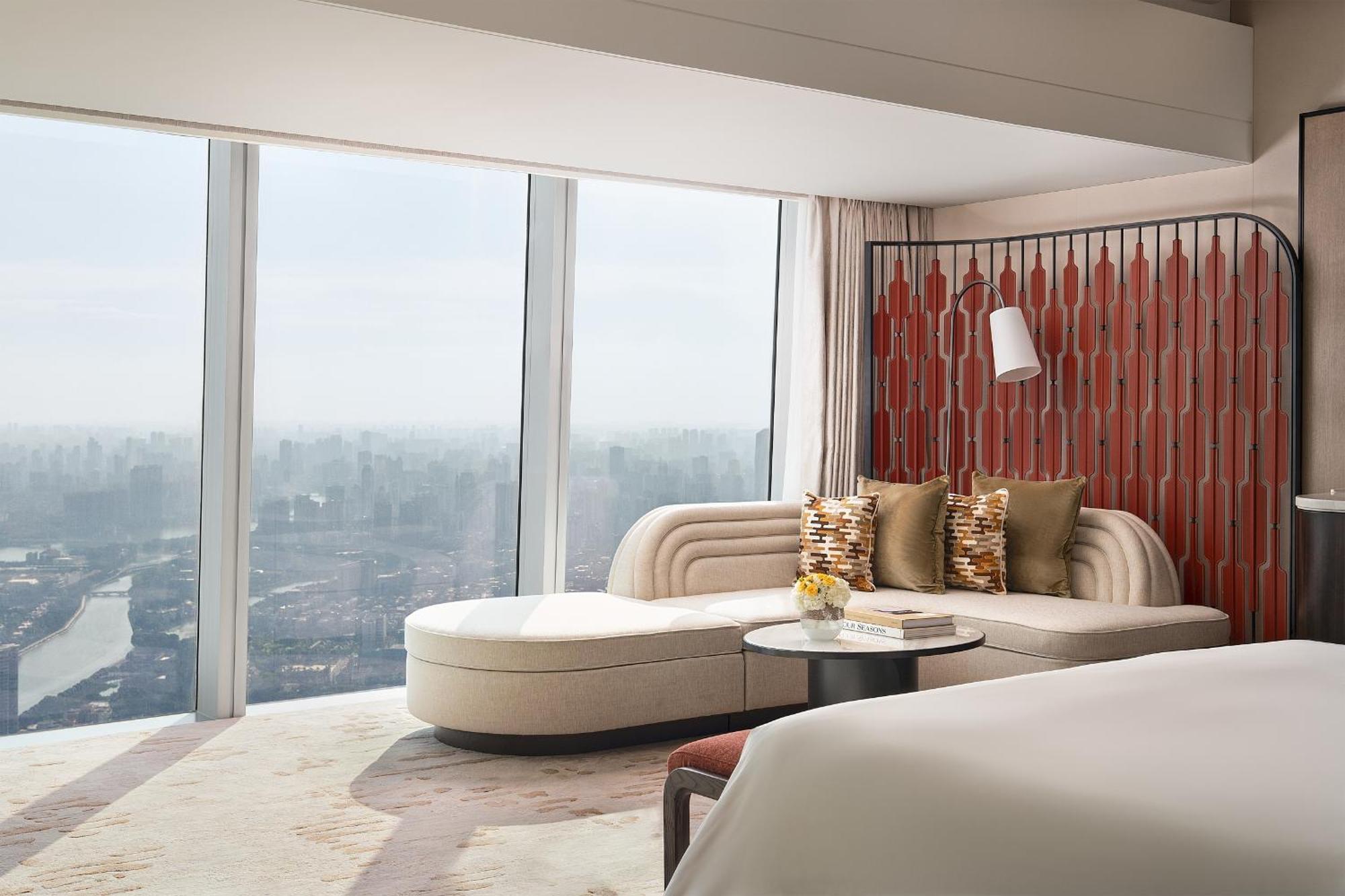 Pearl River View Room With Windowside Bathtub King