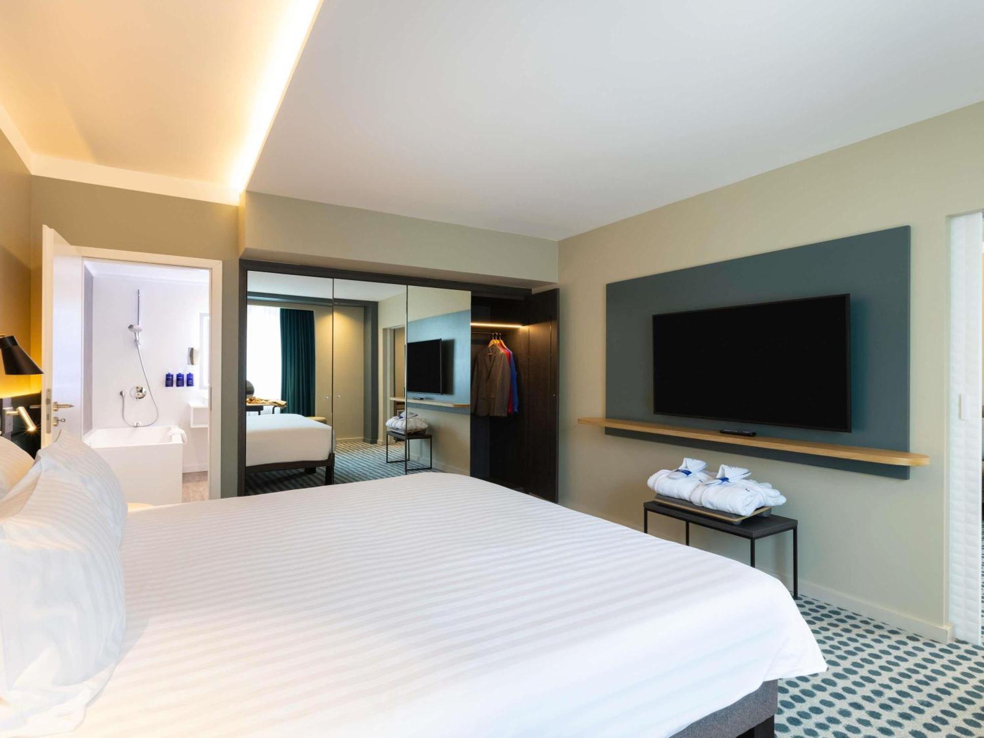 Executive Suite,1704837894:JPEG