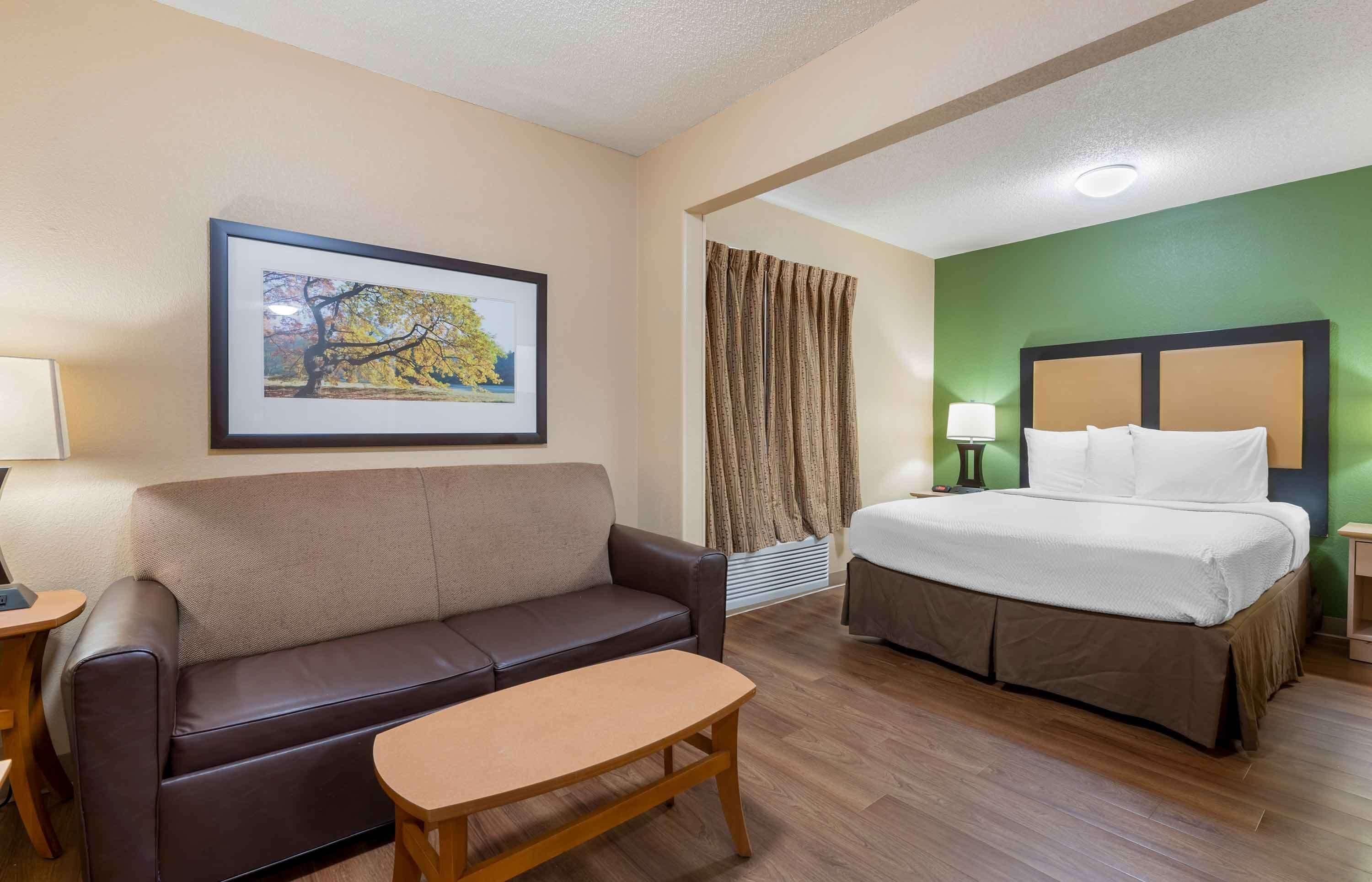 Deluxe Studio 1 Queen Bed Non-Smoking
