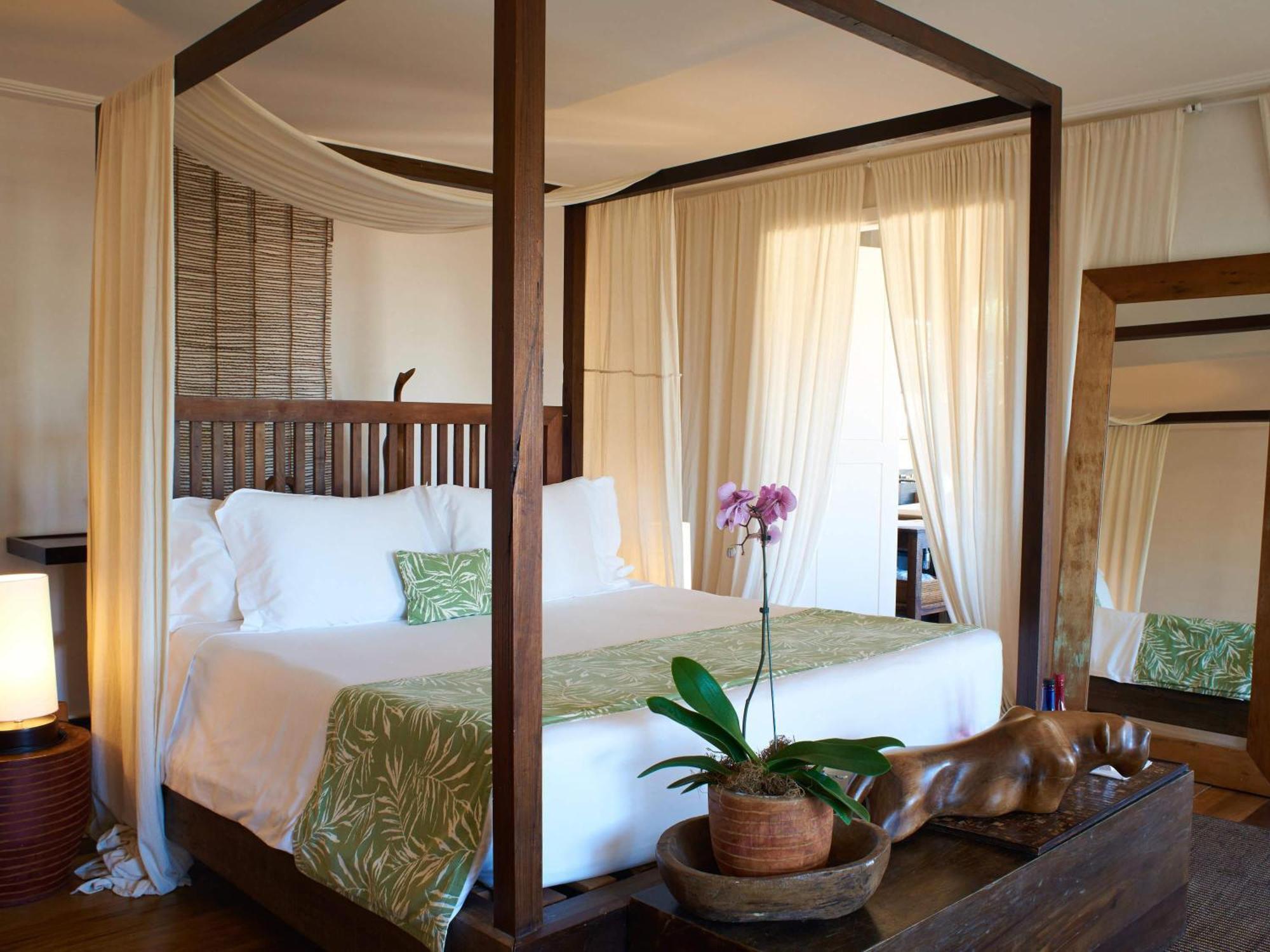 Suite Junior con cama extragrande, salón y vistas