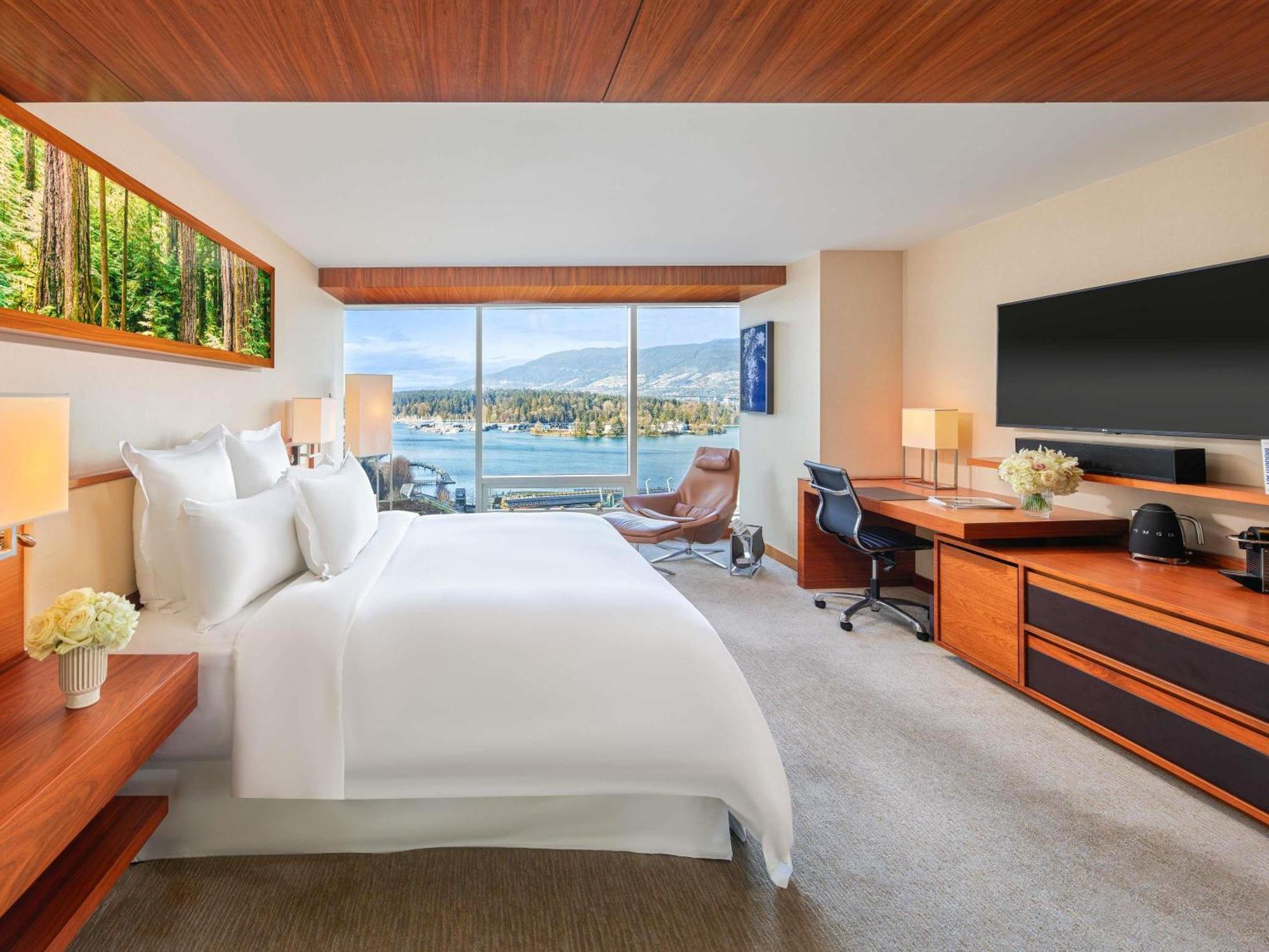 Signature Harbour Suite mit Kingsize-Bett und Hafenblick
