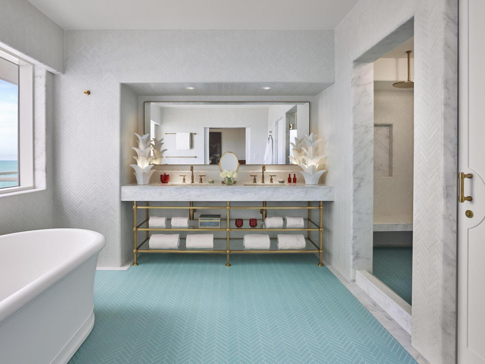Premier Corner One-Bedroom King Suite - Ocean Front,1717111165:JPEG