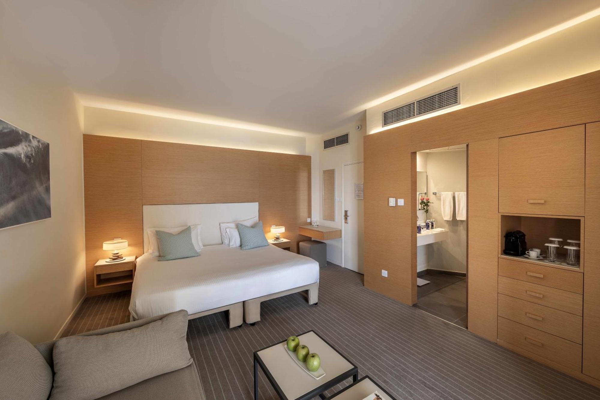 Deluxe Doppel-/Zweibettzimmer mit Poolblick
