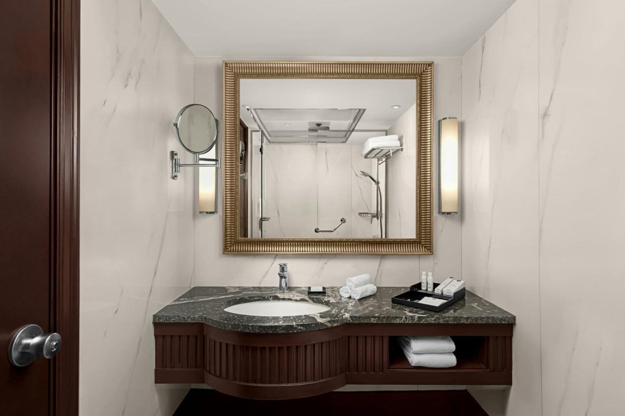 Deluxe Room Guestroom 1 King