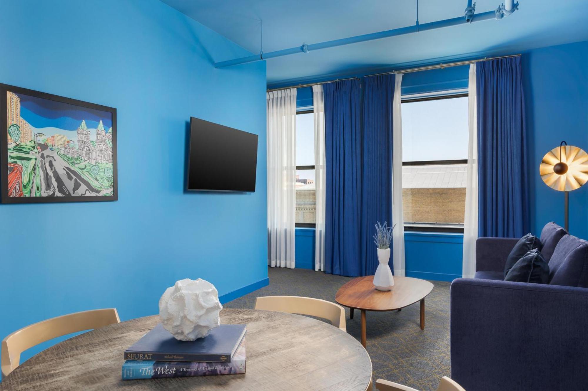 One-Bedroom Blue King Suite with Kitchenette