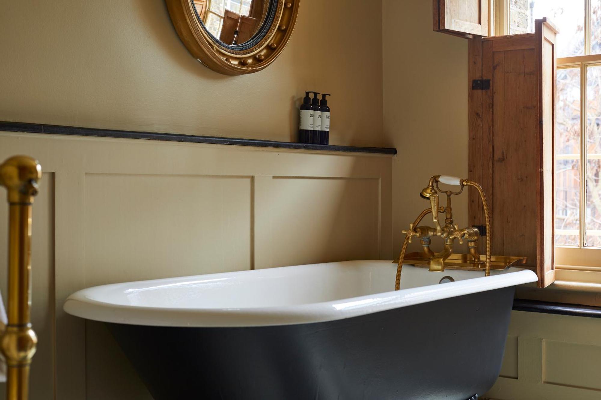 Superior Four Poster