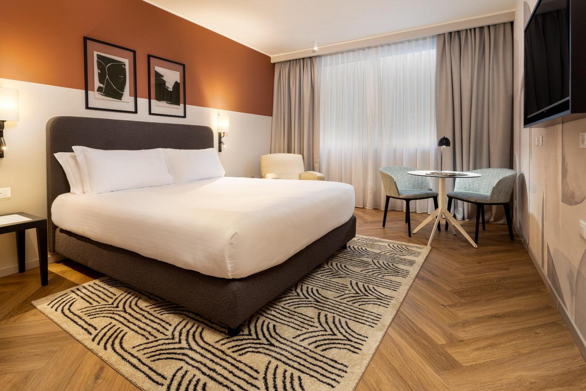 Standard King Room Accessible