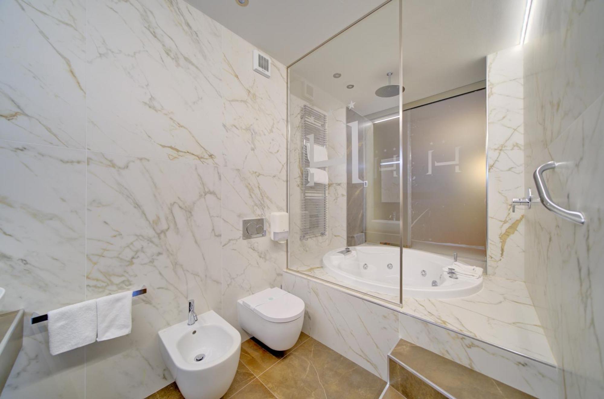 King Suite with Spa Bath,1742620337:JPEG