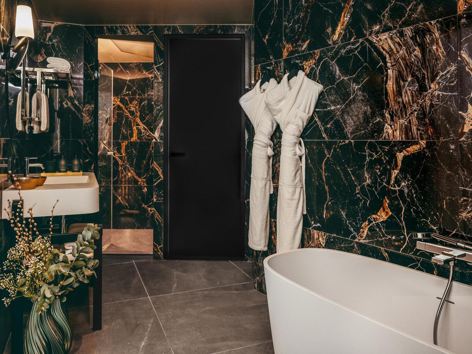 Chambre Double Prestige avec Balcon - Sauna Gratuit et Accès à la Salle de Sport