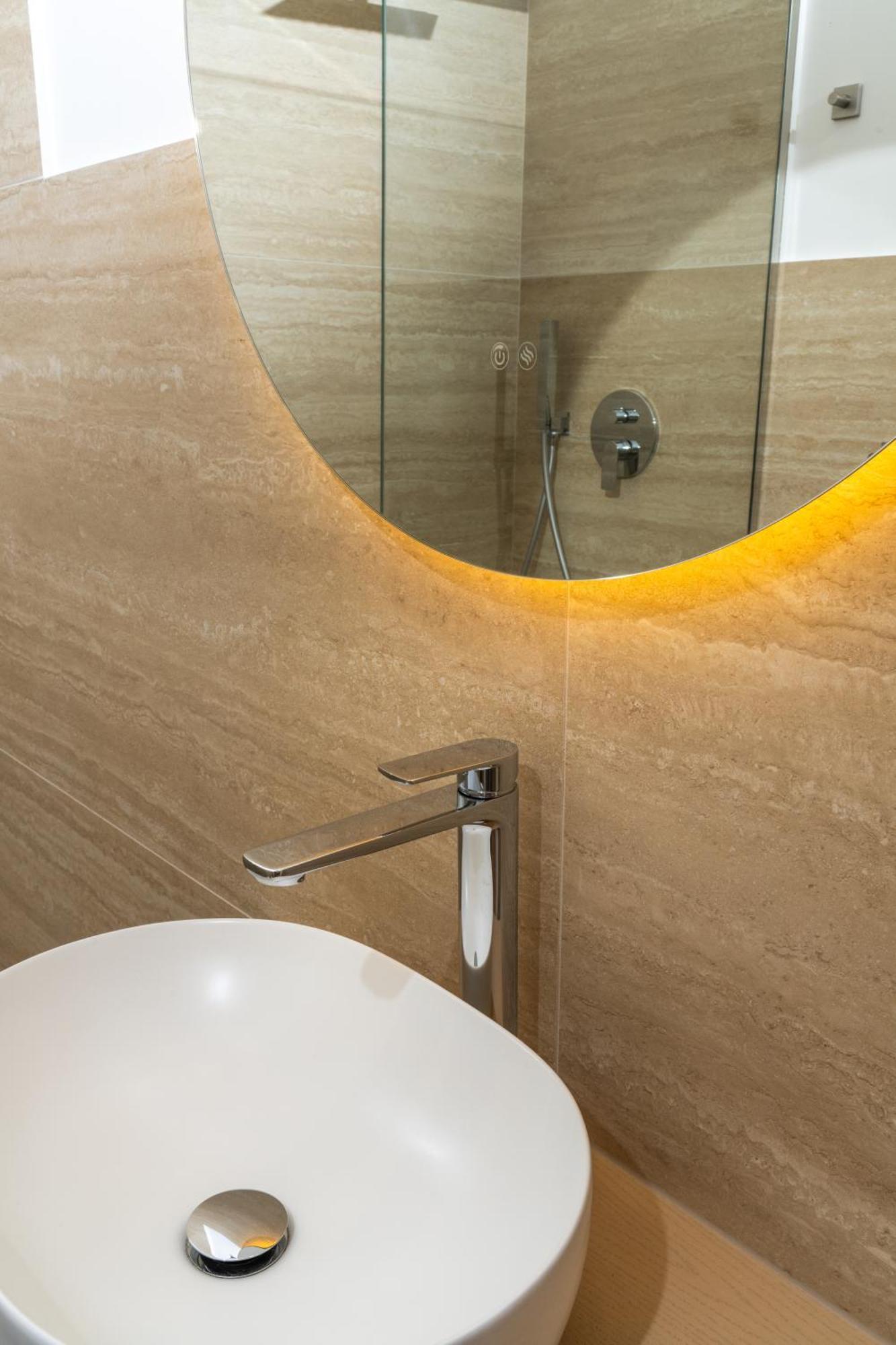Deluxe Double Room Bath