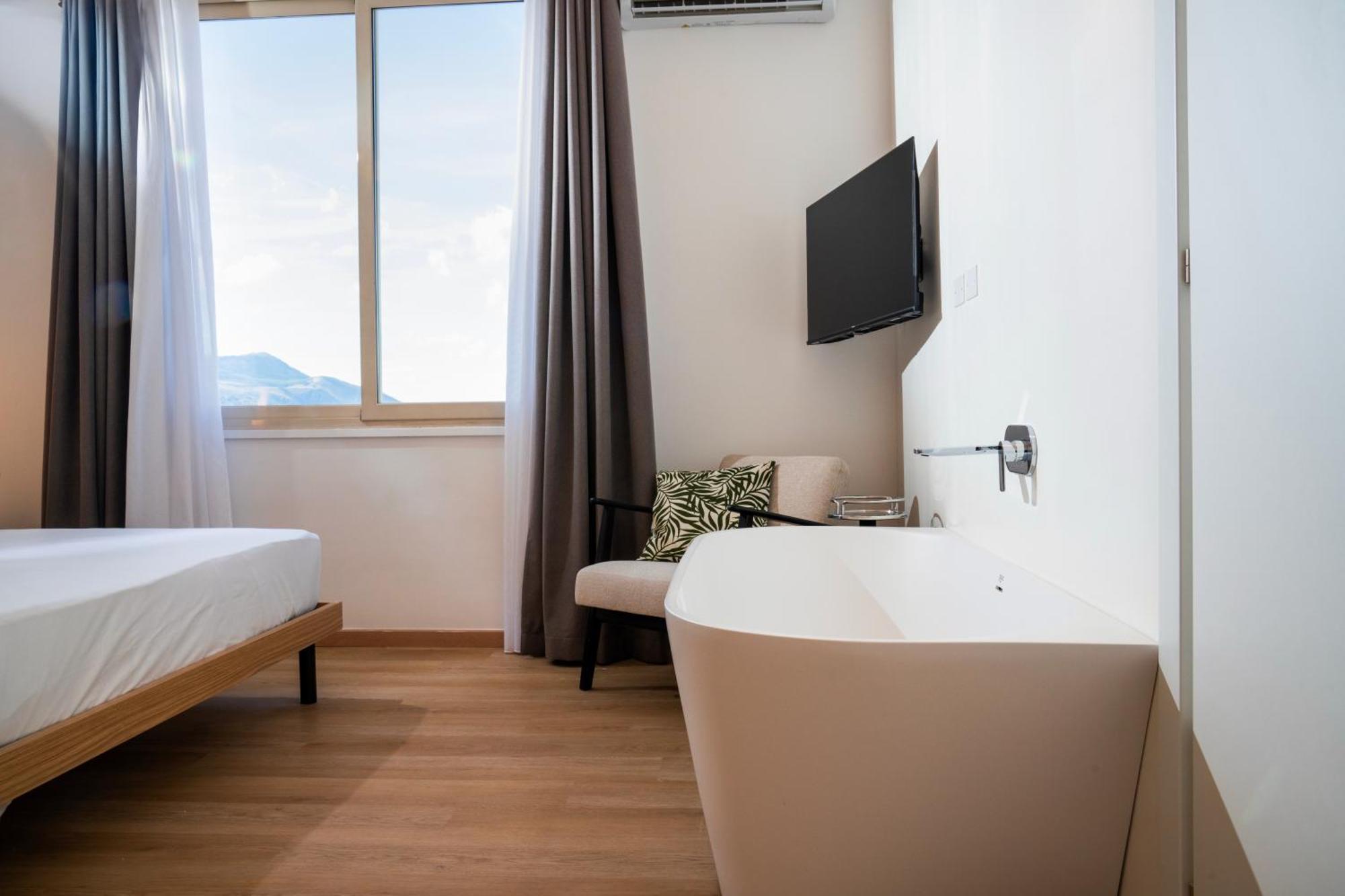 Deluxe Double Room Bath