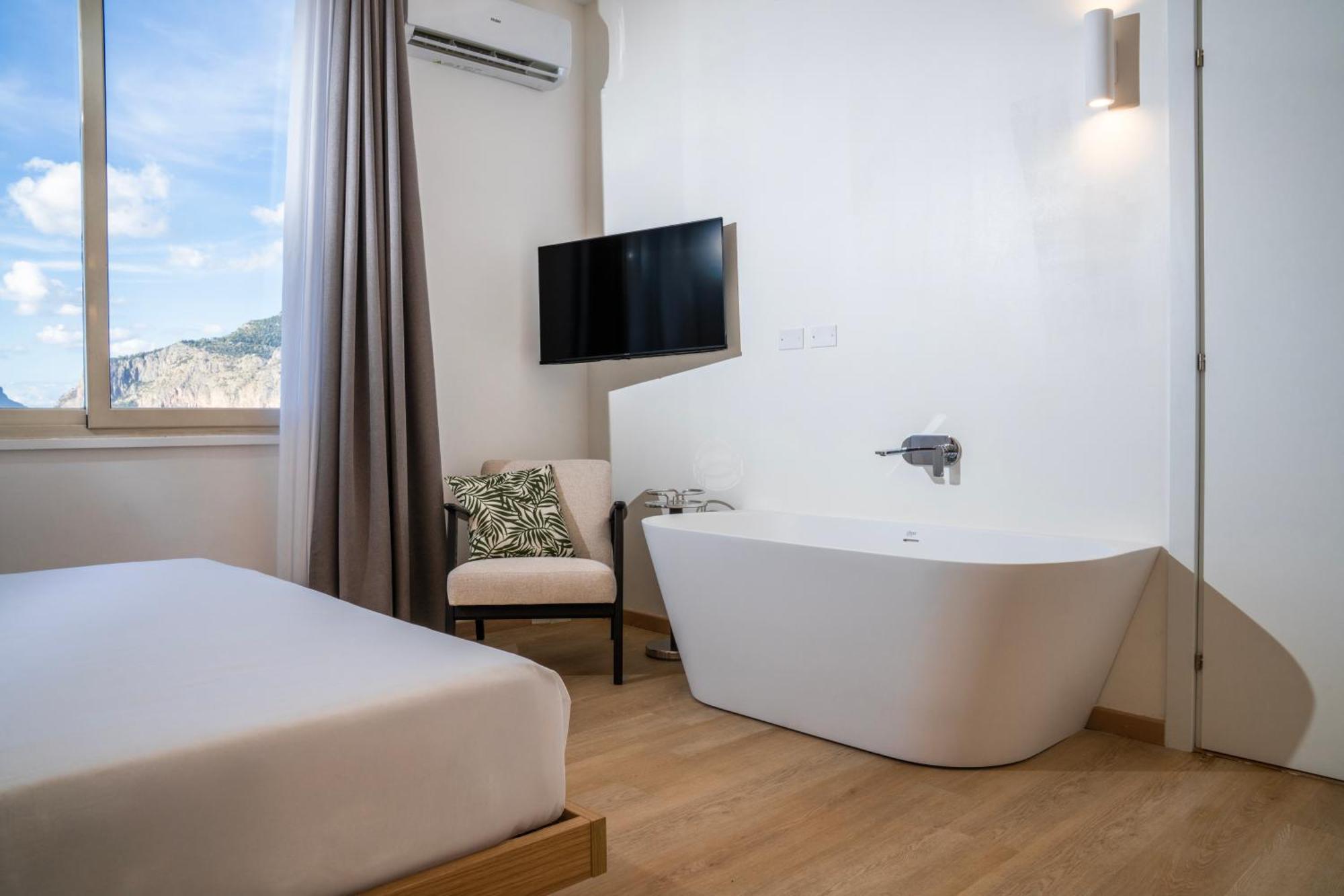 Deluxe Double Room Bath