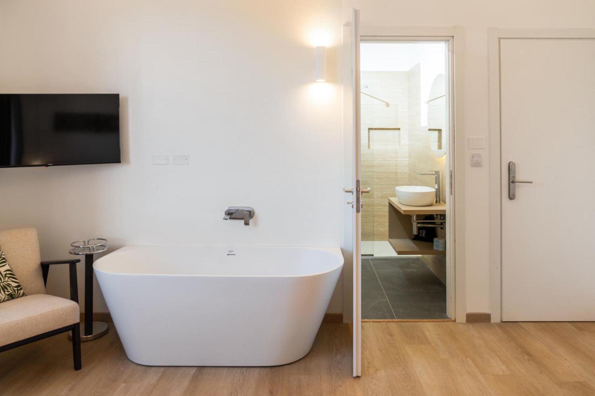 Deluxe Double Room Bath