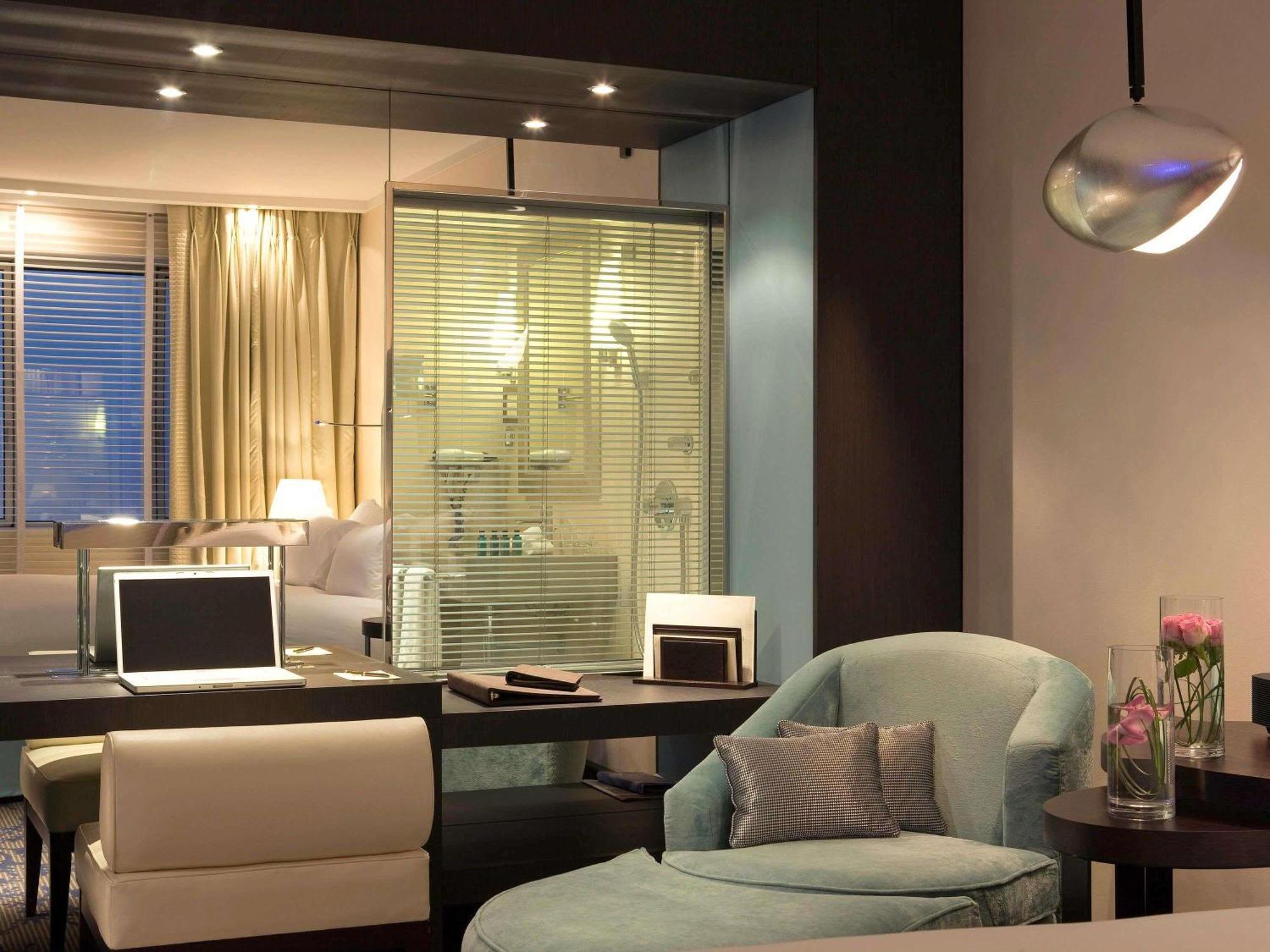 Chambre De Luxe Lit King-Size avec Vue sur Vieux-Port et Terrasse - Accès au Spa/à la Salle de Sport
