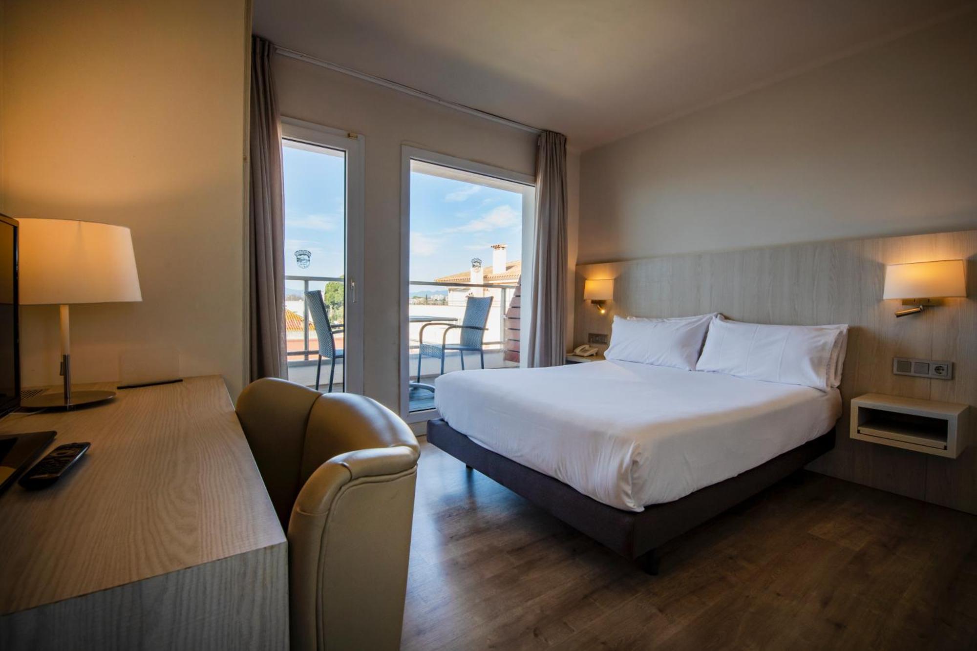 Double or Twin Room Partial Sea View