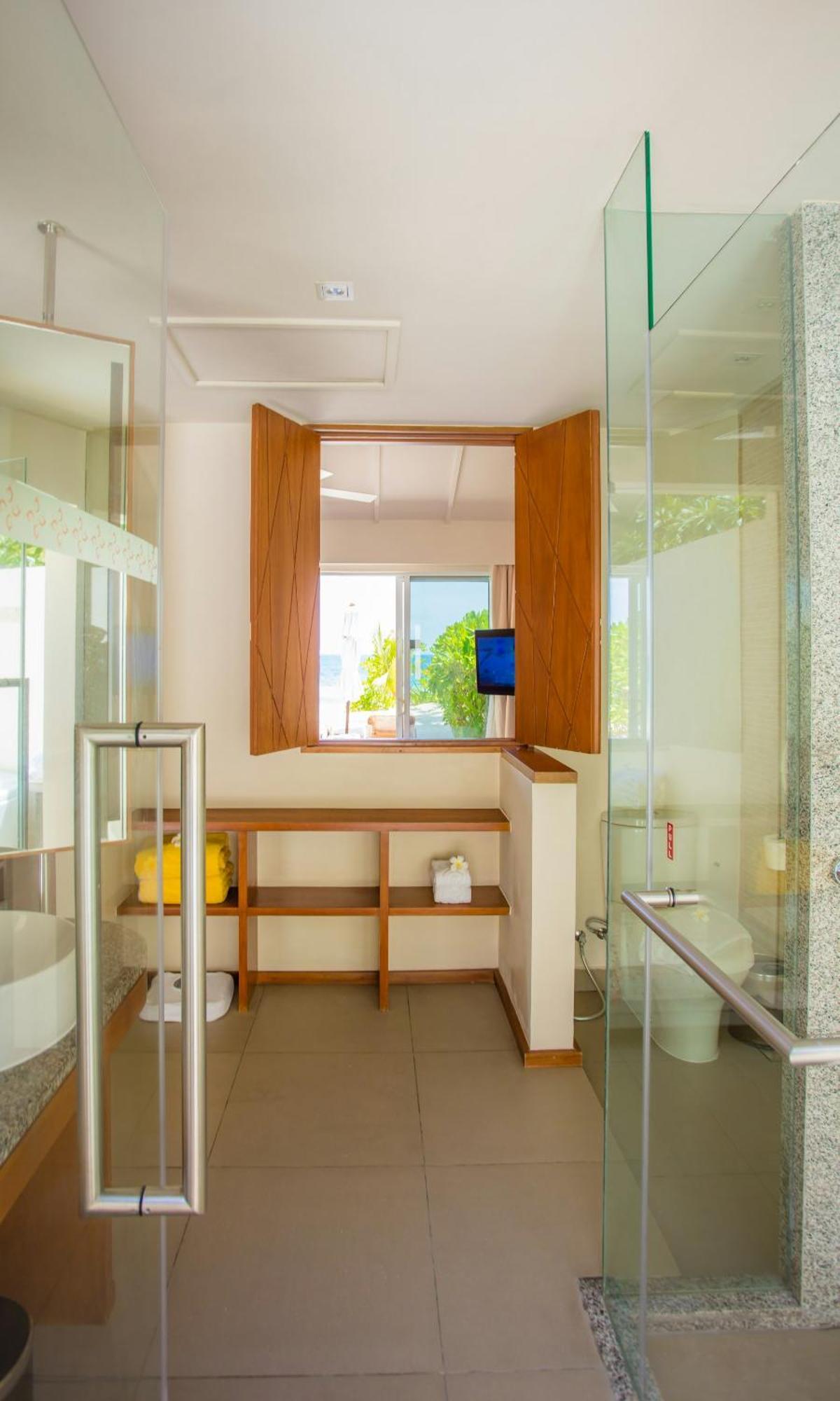 Lagoon View Beach Villa Swirl Pool