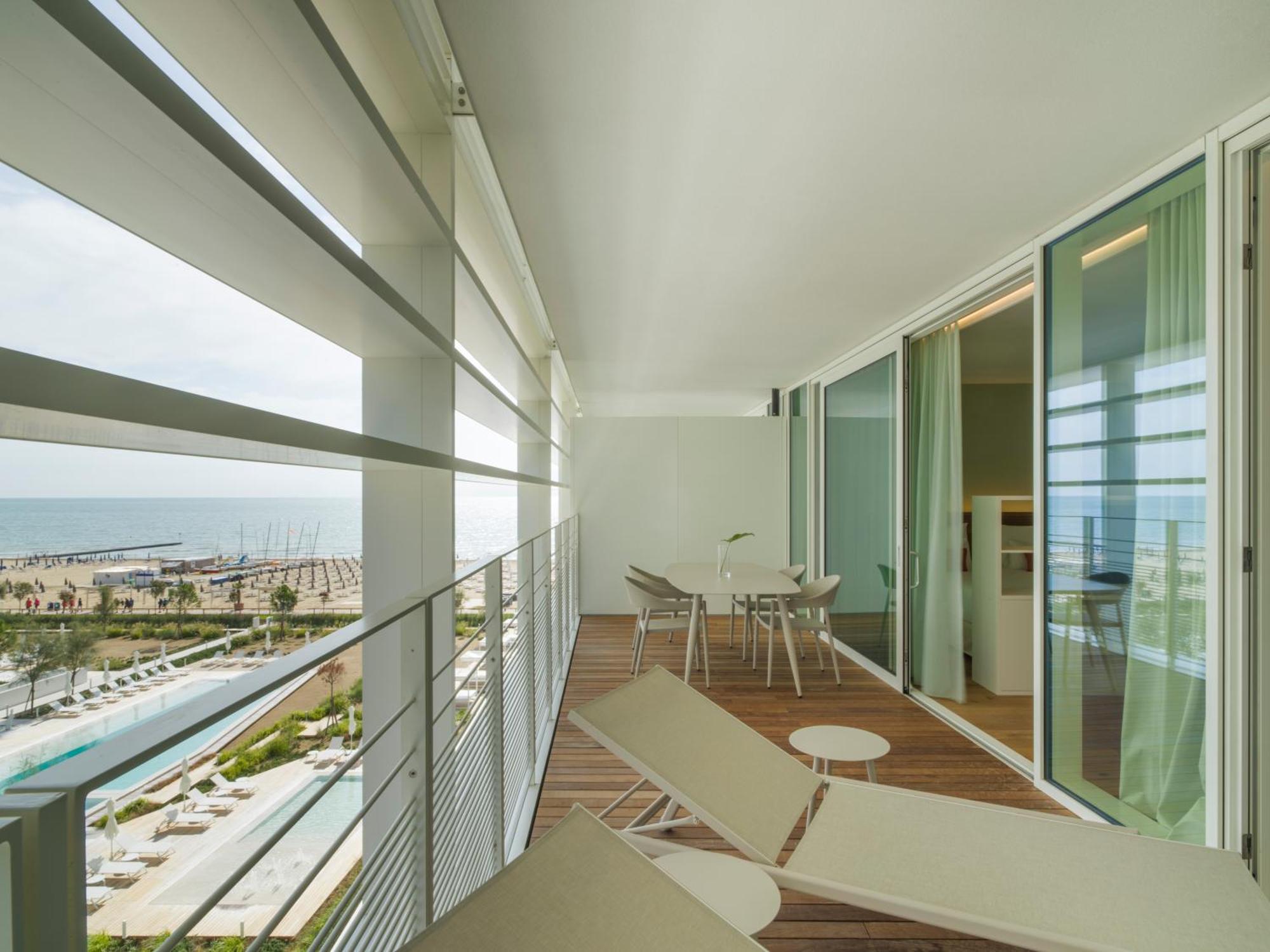 Superior Suite Balcony Lateral Sea View