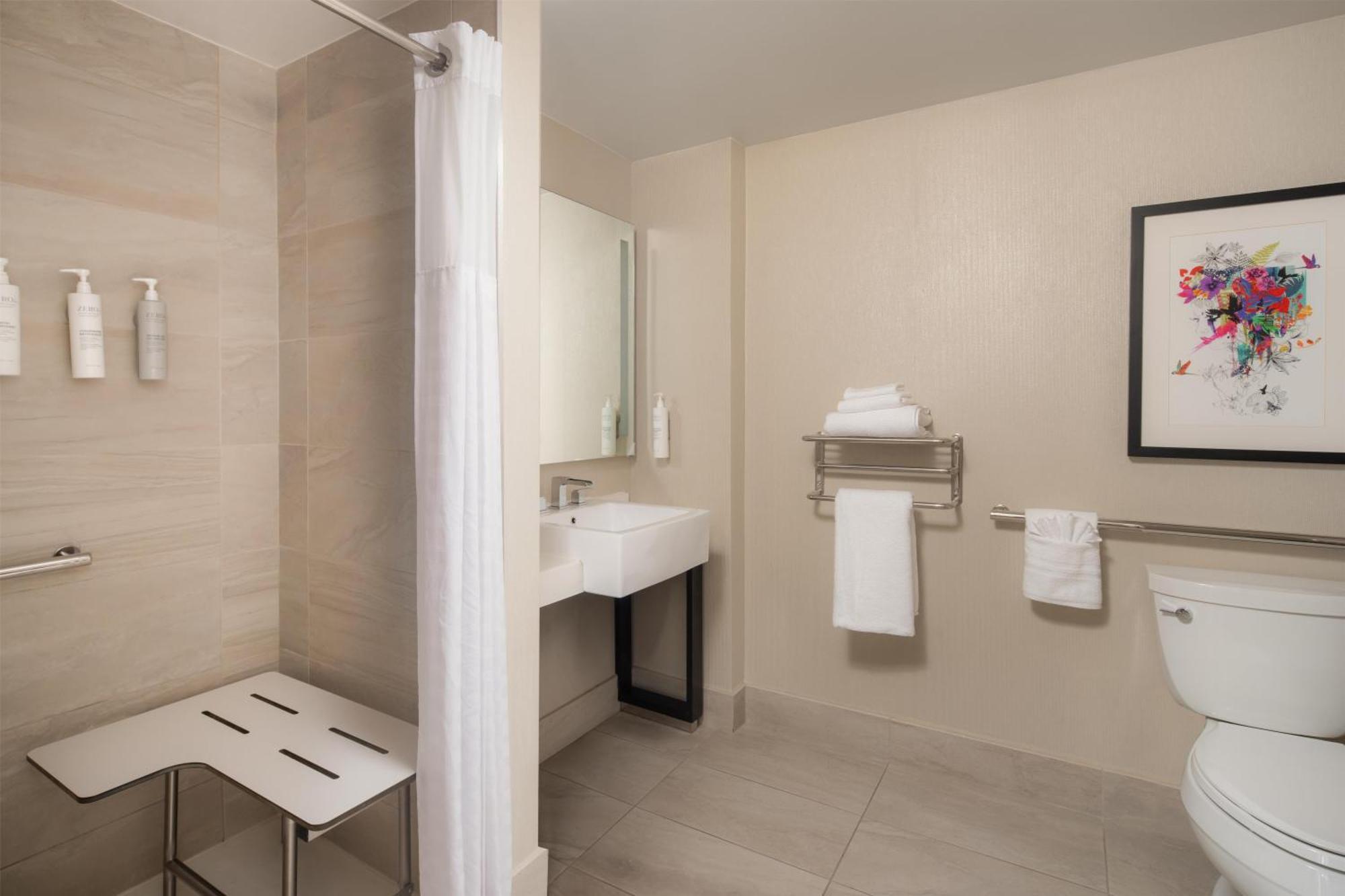 Zimmer mit 1 Kingsize-Bett und Stadtblick - barrierefrei/3X3 Dusche