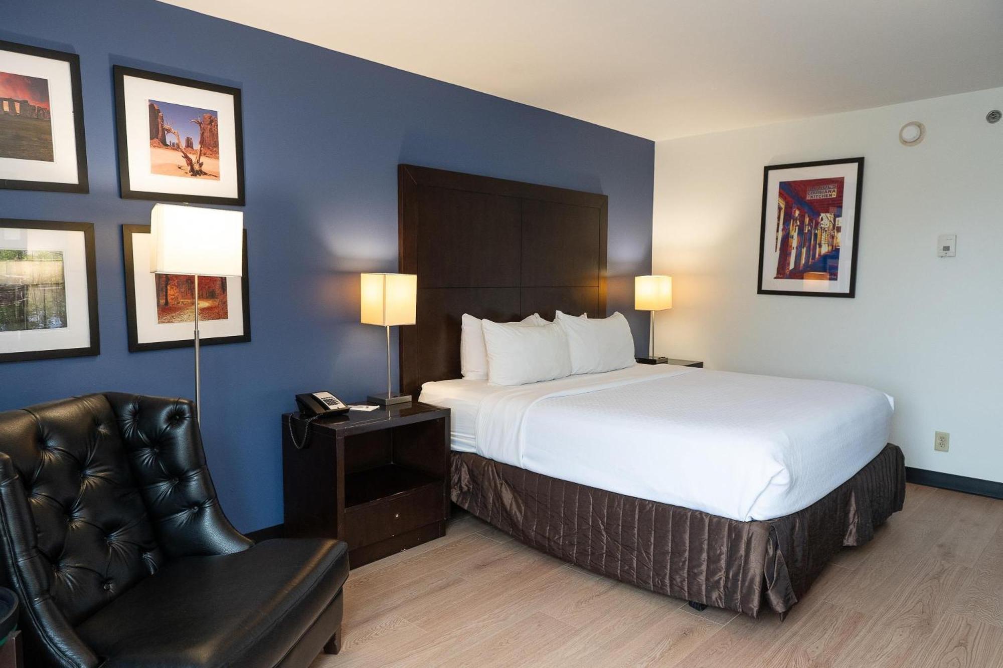 King Room with Mobility Access and Bathtub with Grab Bars, Non-Smoking